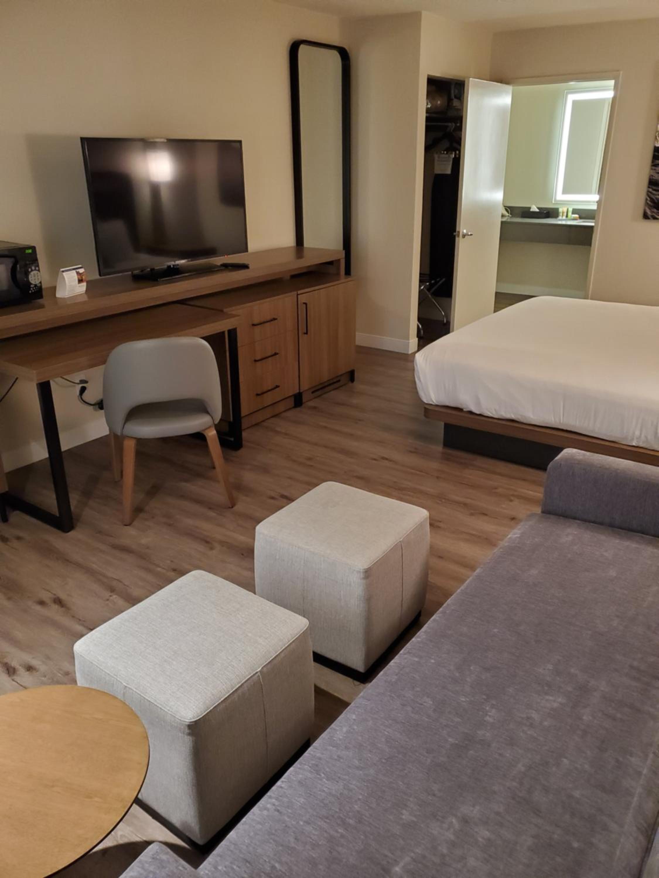 1 King Bed, Sofa Bed, Deluxe Room, Non-Smoking photo 2
