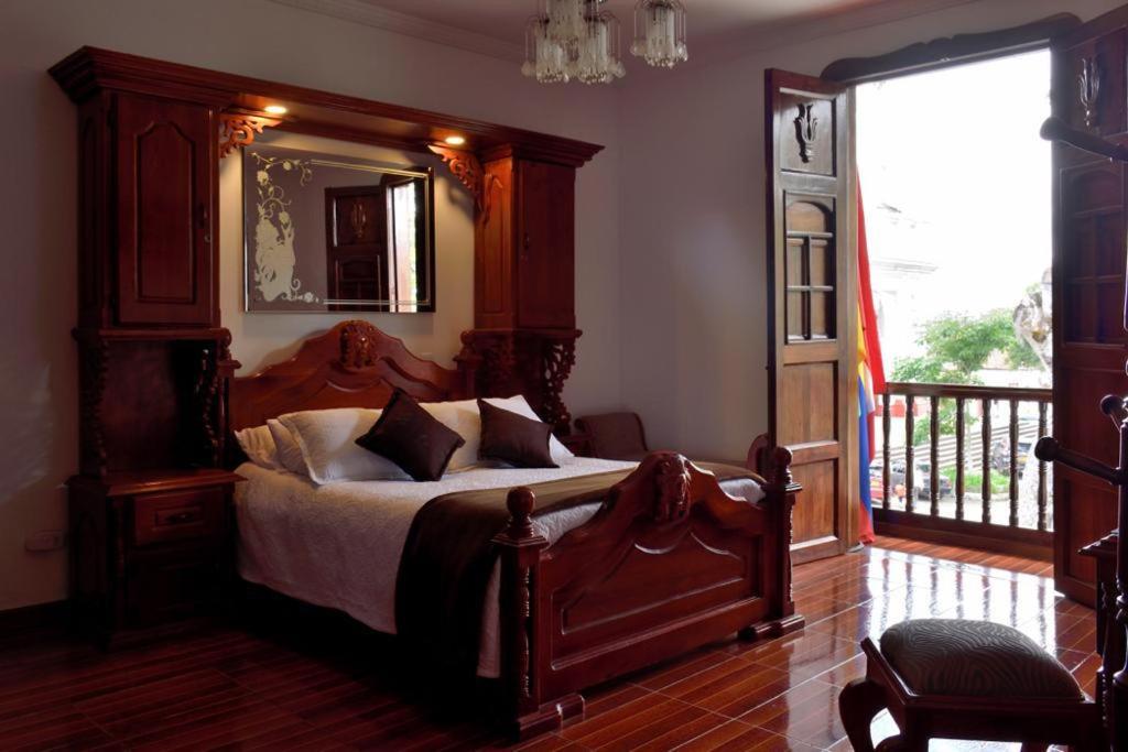 King Suite with Balcony photo 2