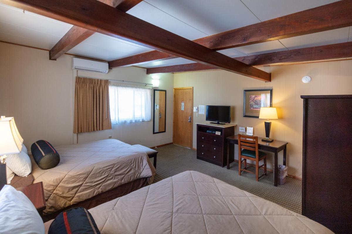 Deluxe Queen Room with Two Queen Beds photo 2