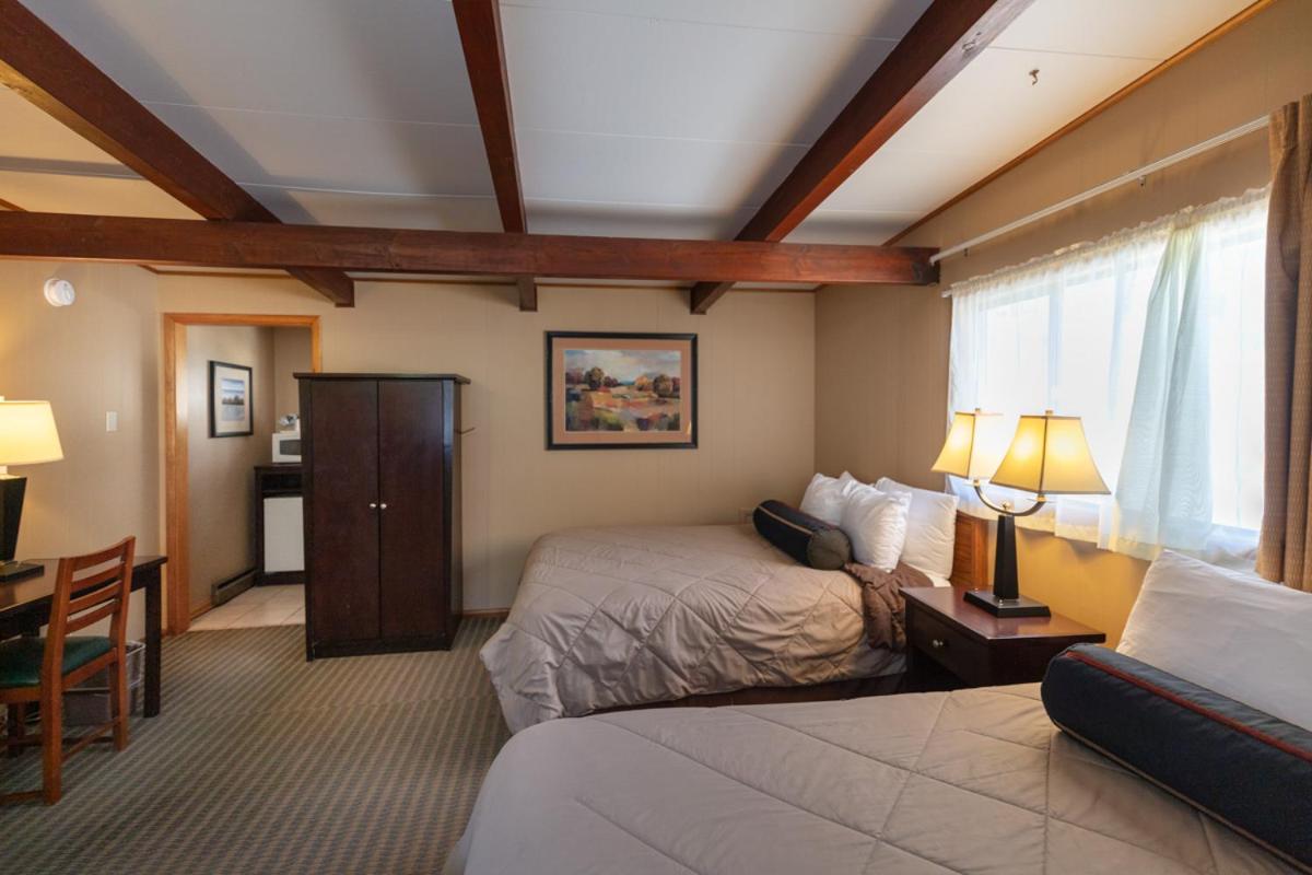 Deluxe Queen Room with Two Queen Beds photo 3