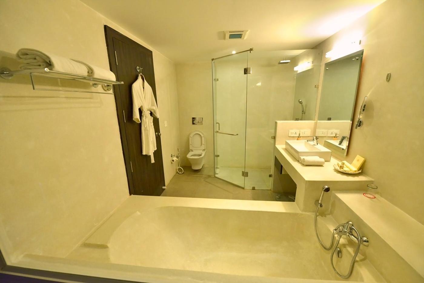Luxury Lake View Room With Bath Tub: Early Check-In upto 3 hours (subject to availability), Complimentary Hi-Tea served with Cookies, Veg Snack(s), Complimentary Cricket
