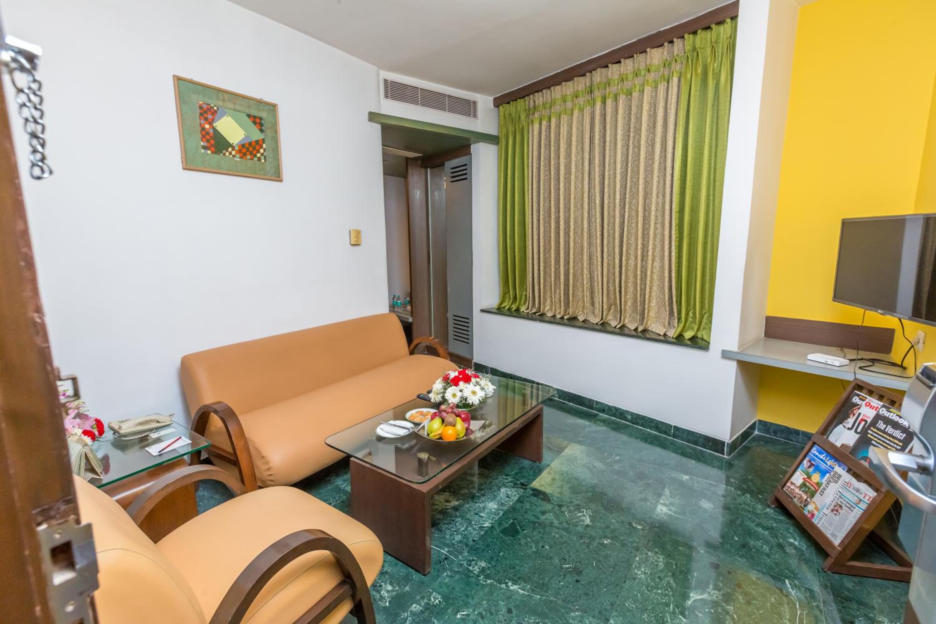 Executive Suite - Photo 2
