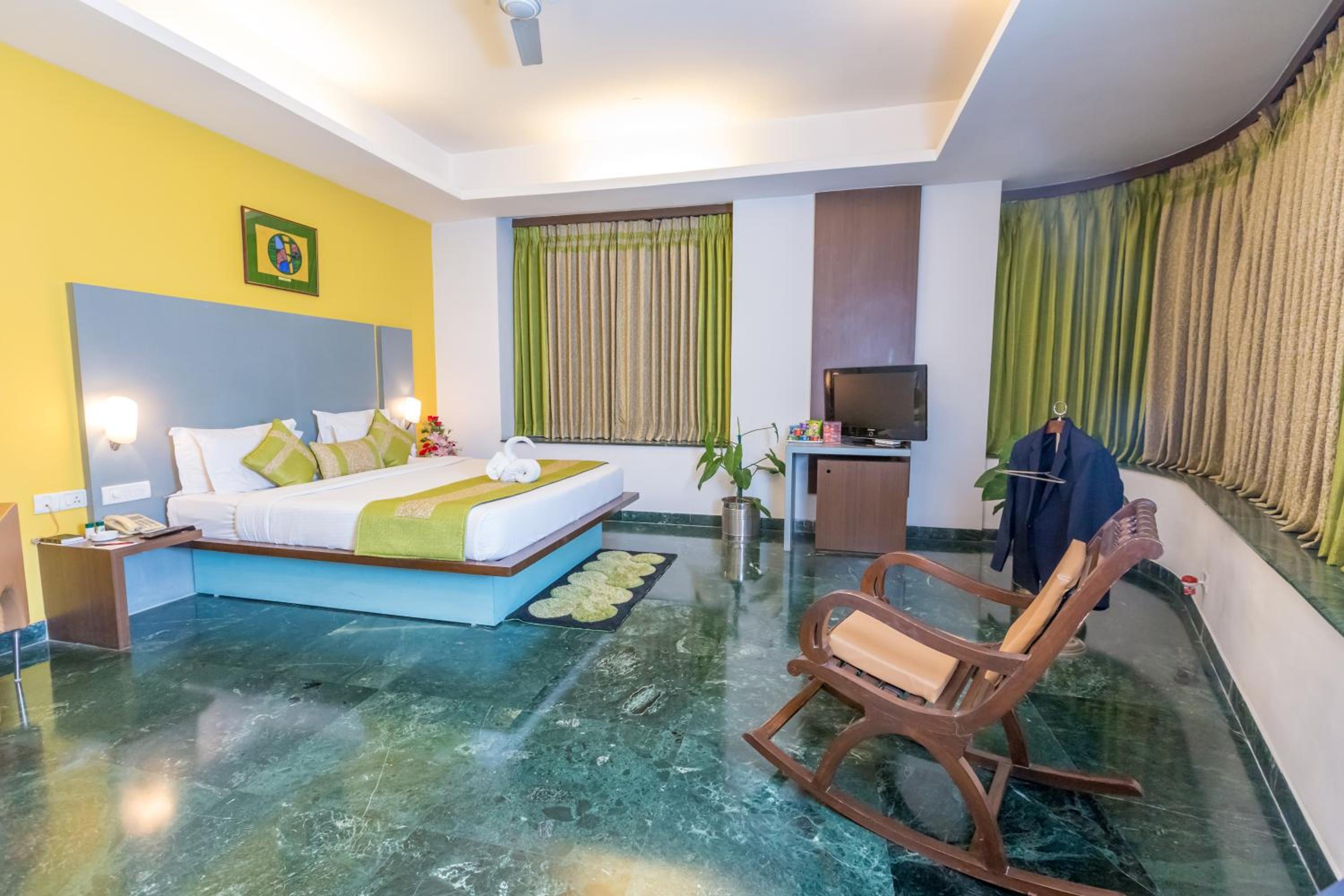 Executive Suite - Photo 3