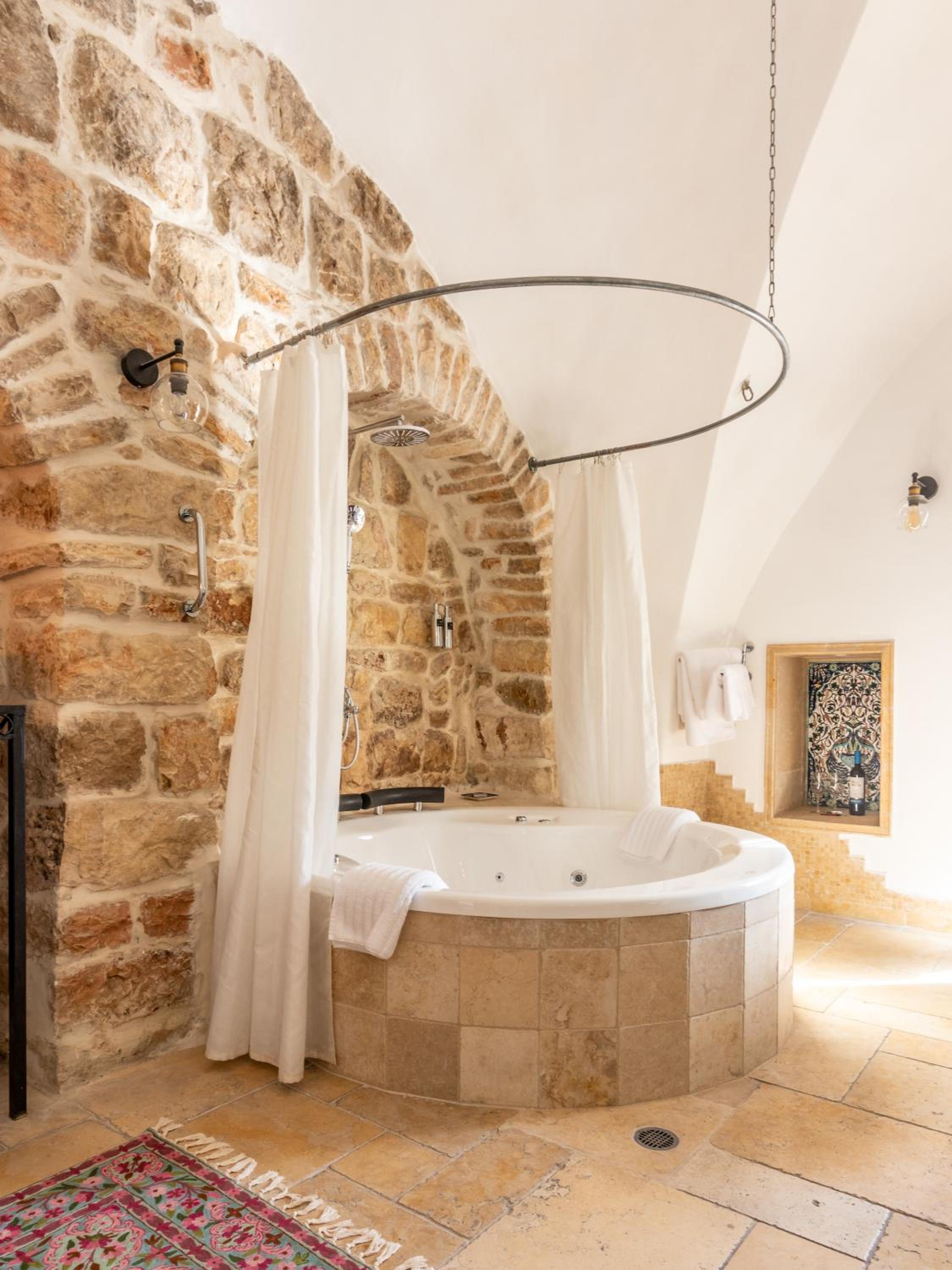 King Suite with Spa Bath - Photo 7