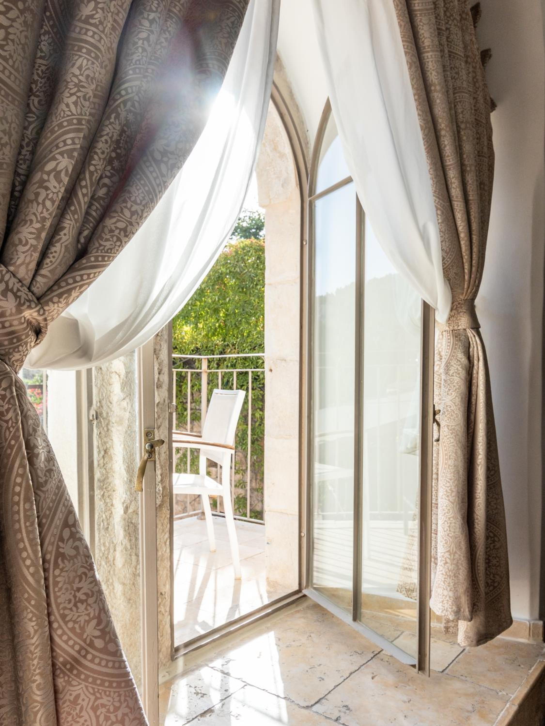 King Suite with Spa Bath - Photo 2