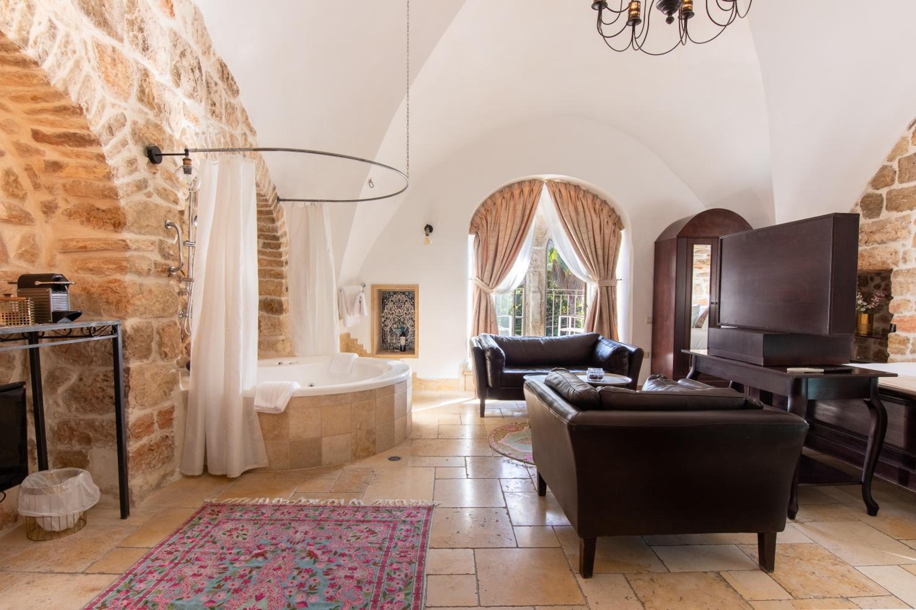 King Suite with Spa Bath - Photo 6