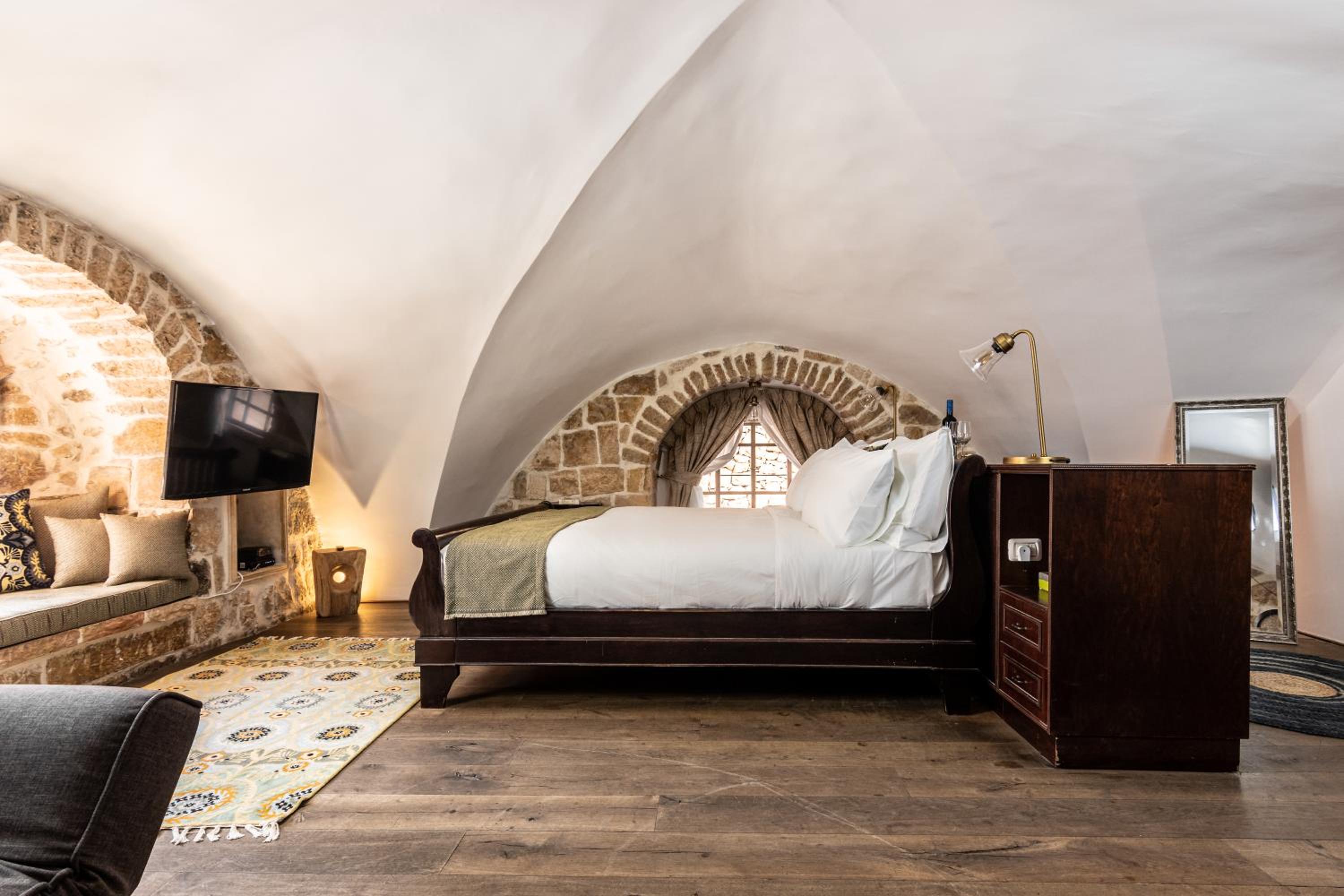 Deluxe King Suite - Photo 4