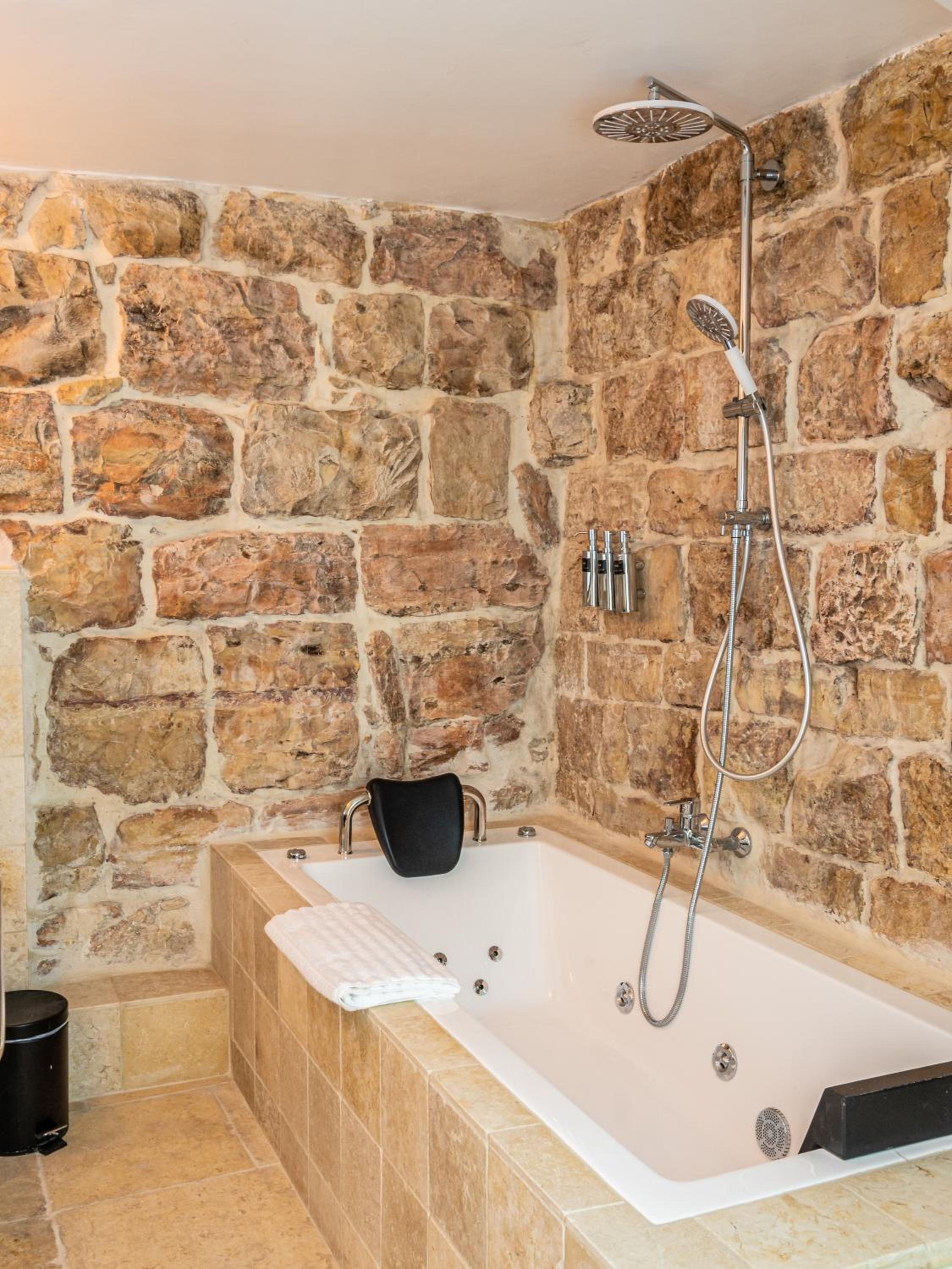 Deluxe King Suite - Photo 2