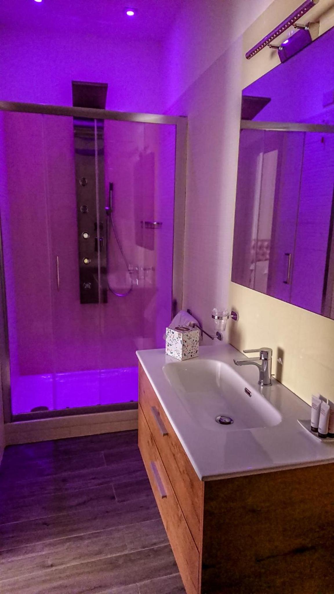 Deluxe King Room - Photo 9