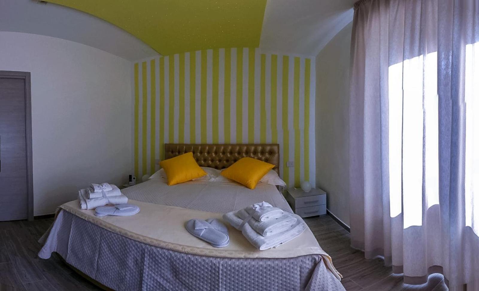 Deluxe King Room - Photo 16