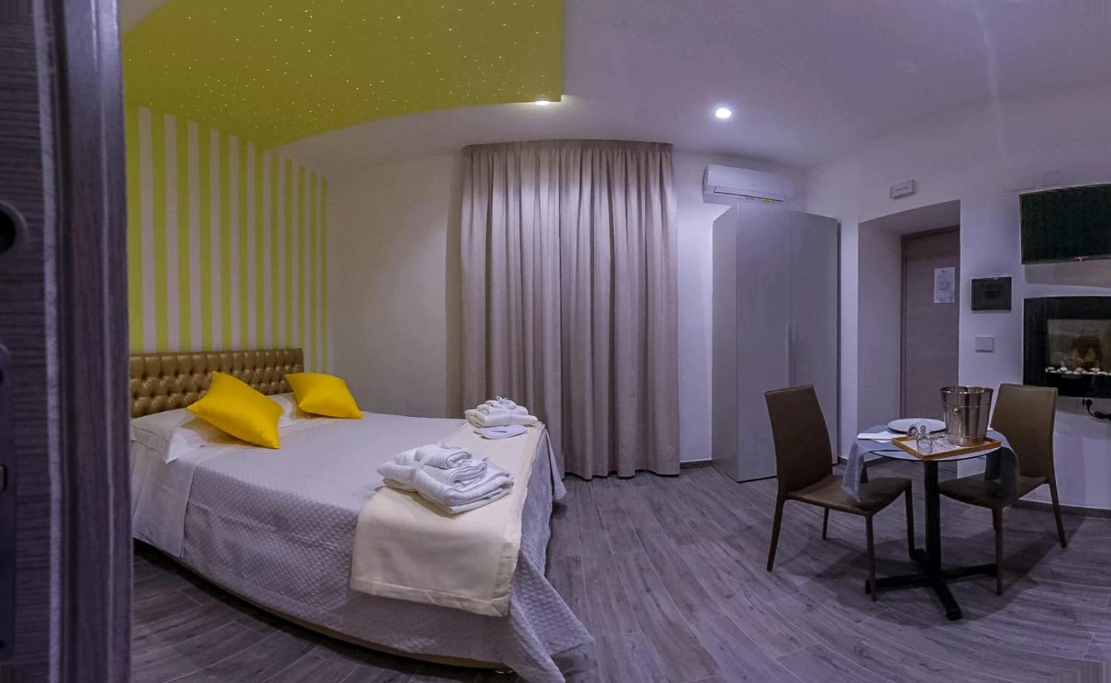 Deluxe King Room - Photo 15