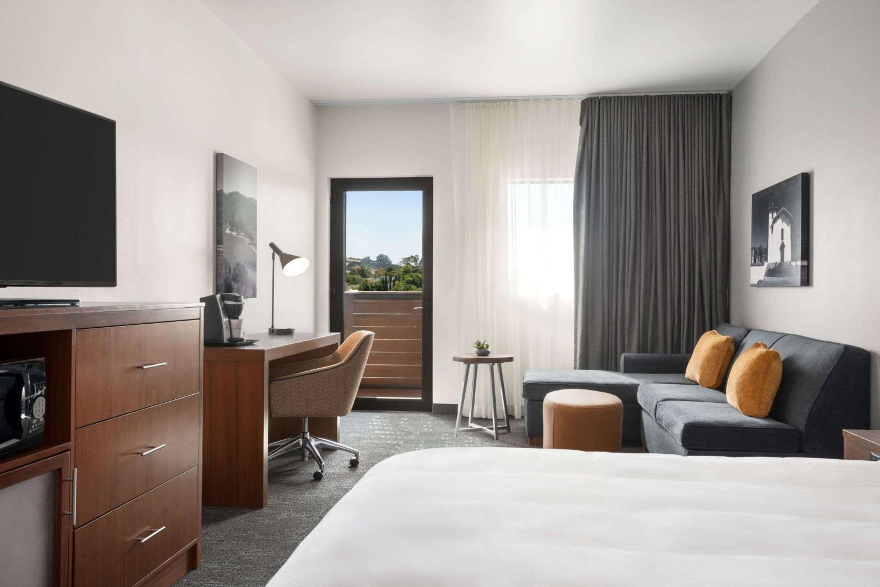 Deluxe Executive King Room - Non-Smoking photo 2