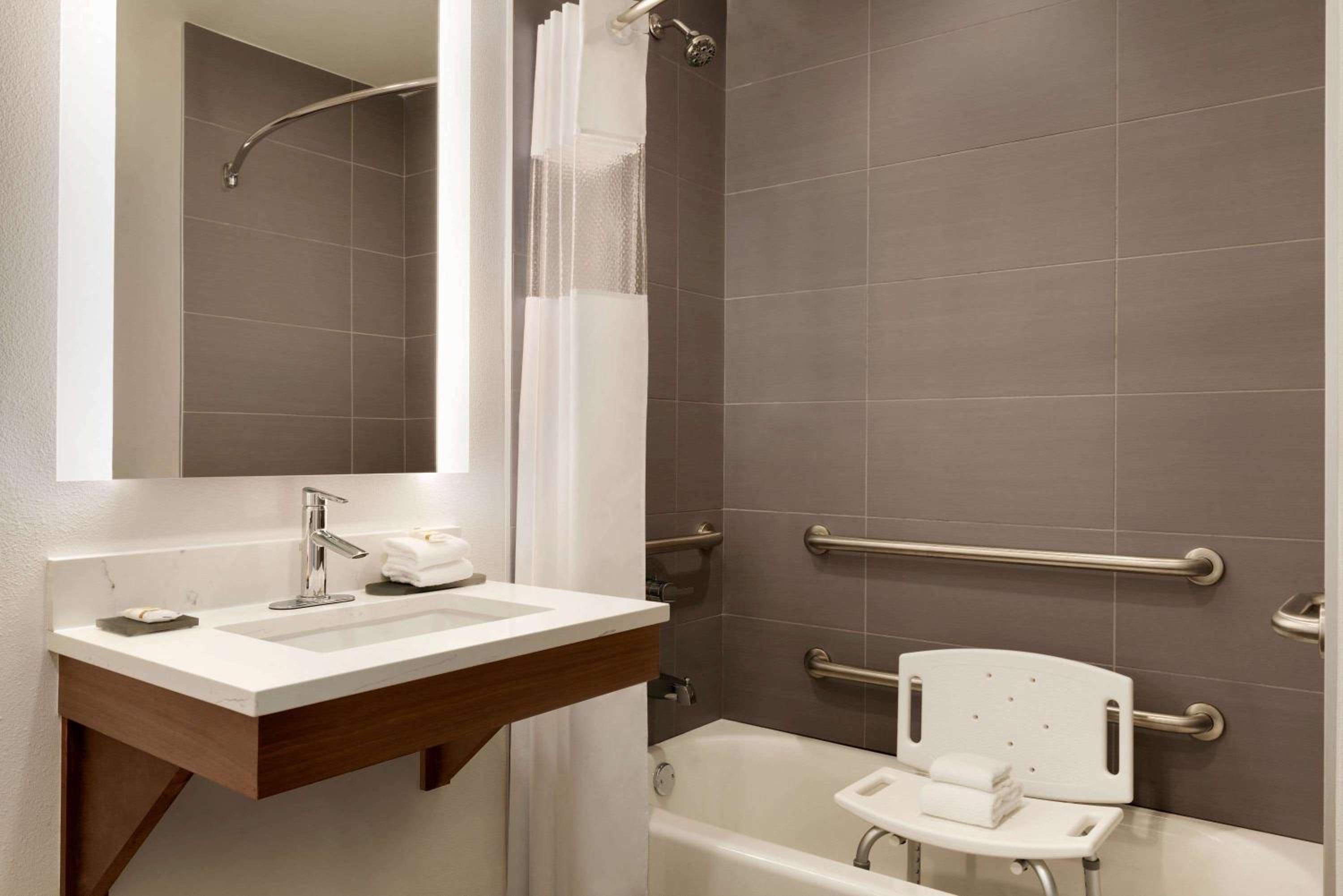 King Room - Mobility Access/Non-Smoking photo 2
