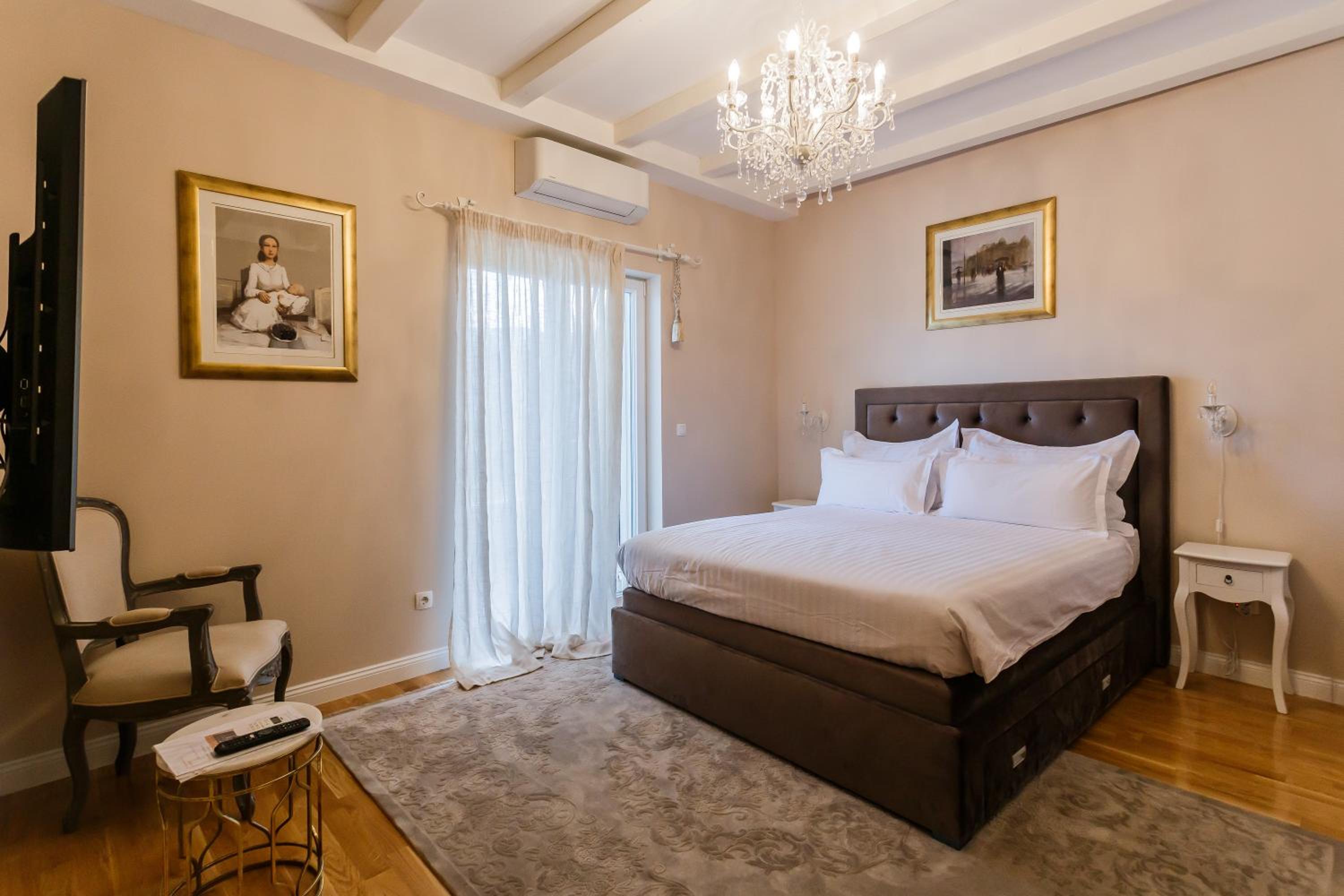 Deluxe Double Room with Balcony photo 1