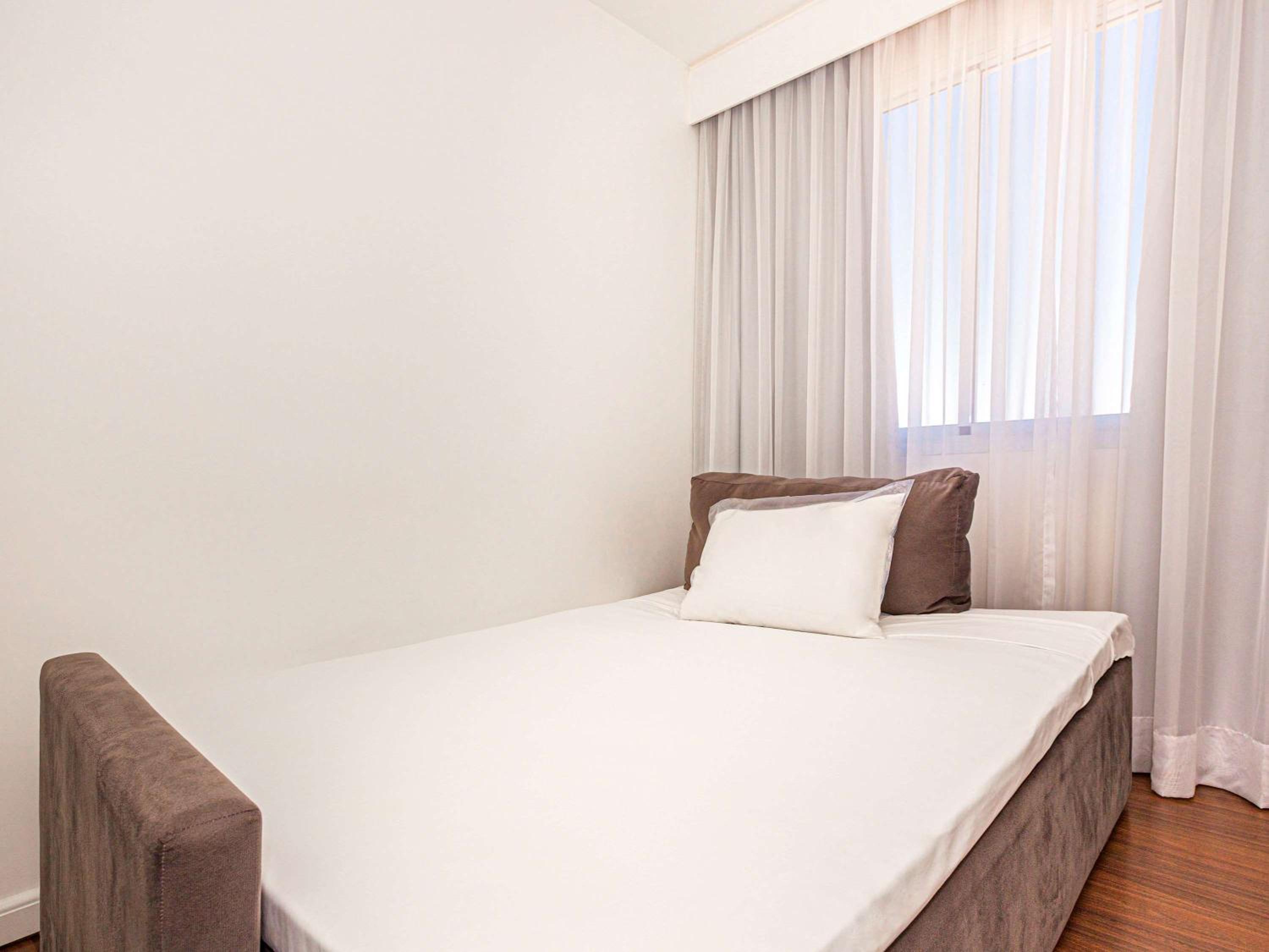 Junior Queen Suite with Sofa Bed and City View - Photo 6