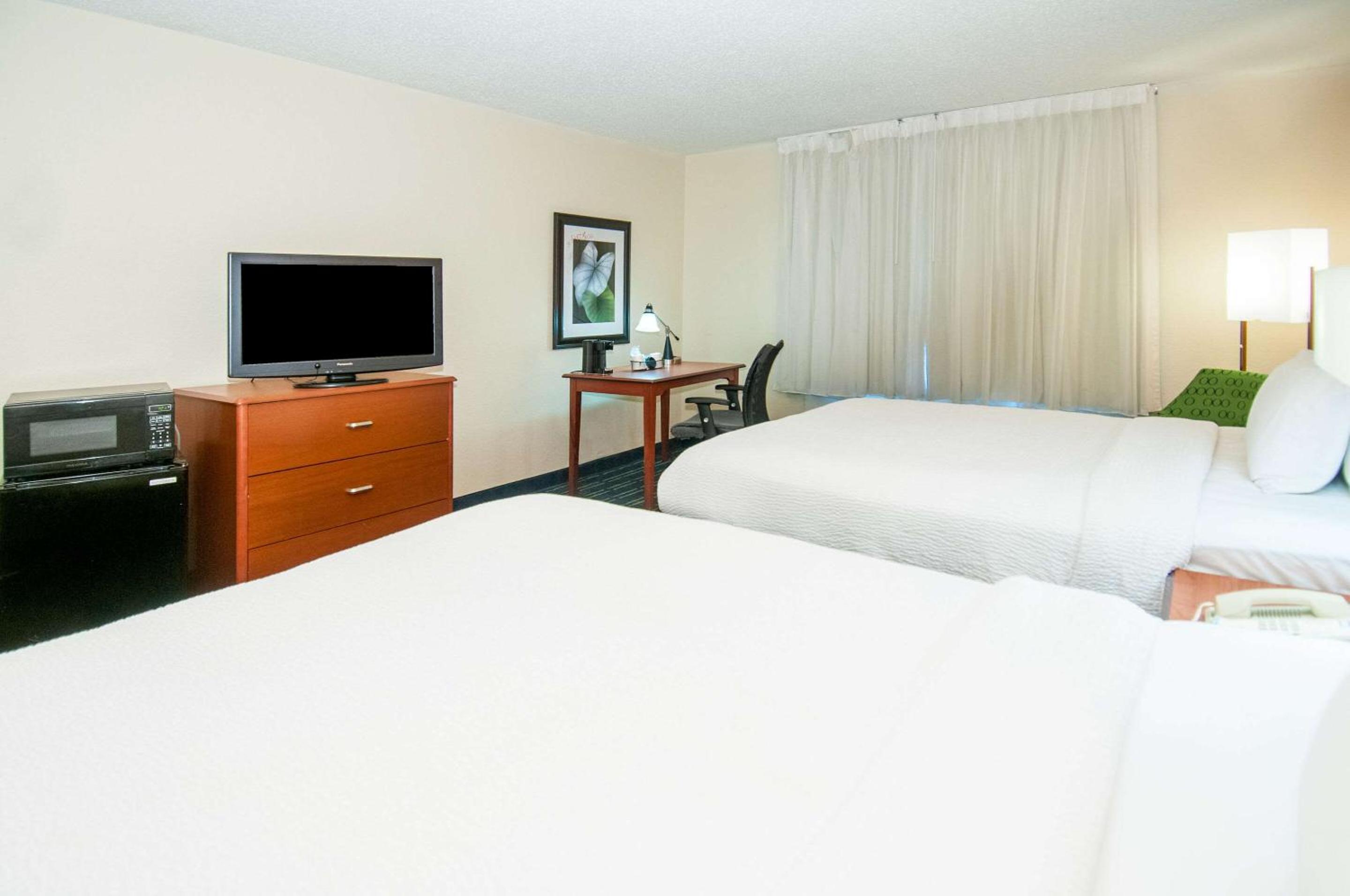 Standard Queen Room With Two Queen Beds - Non-Smoking photo 2