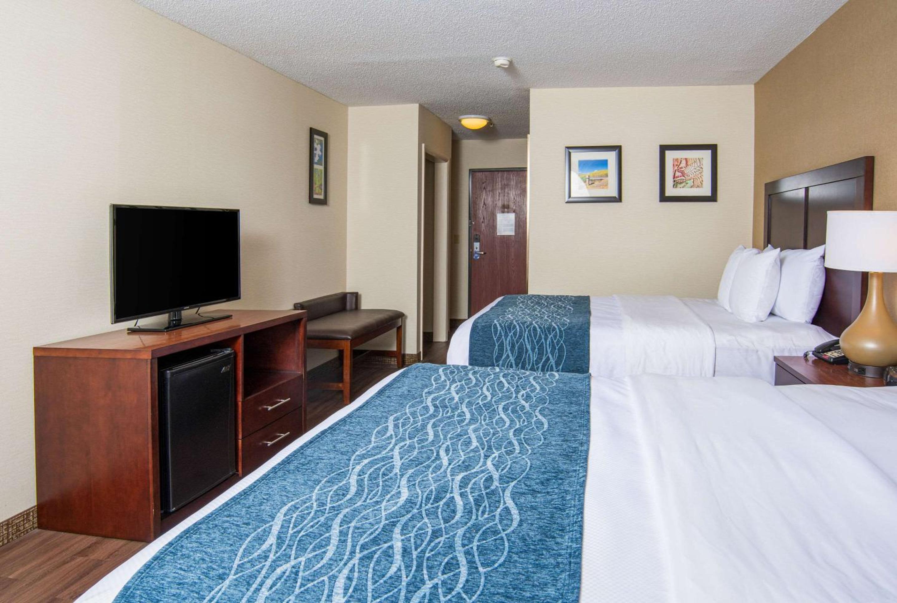 Queen Room with Two Queen Beds - Non-Smoking - Photo 6