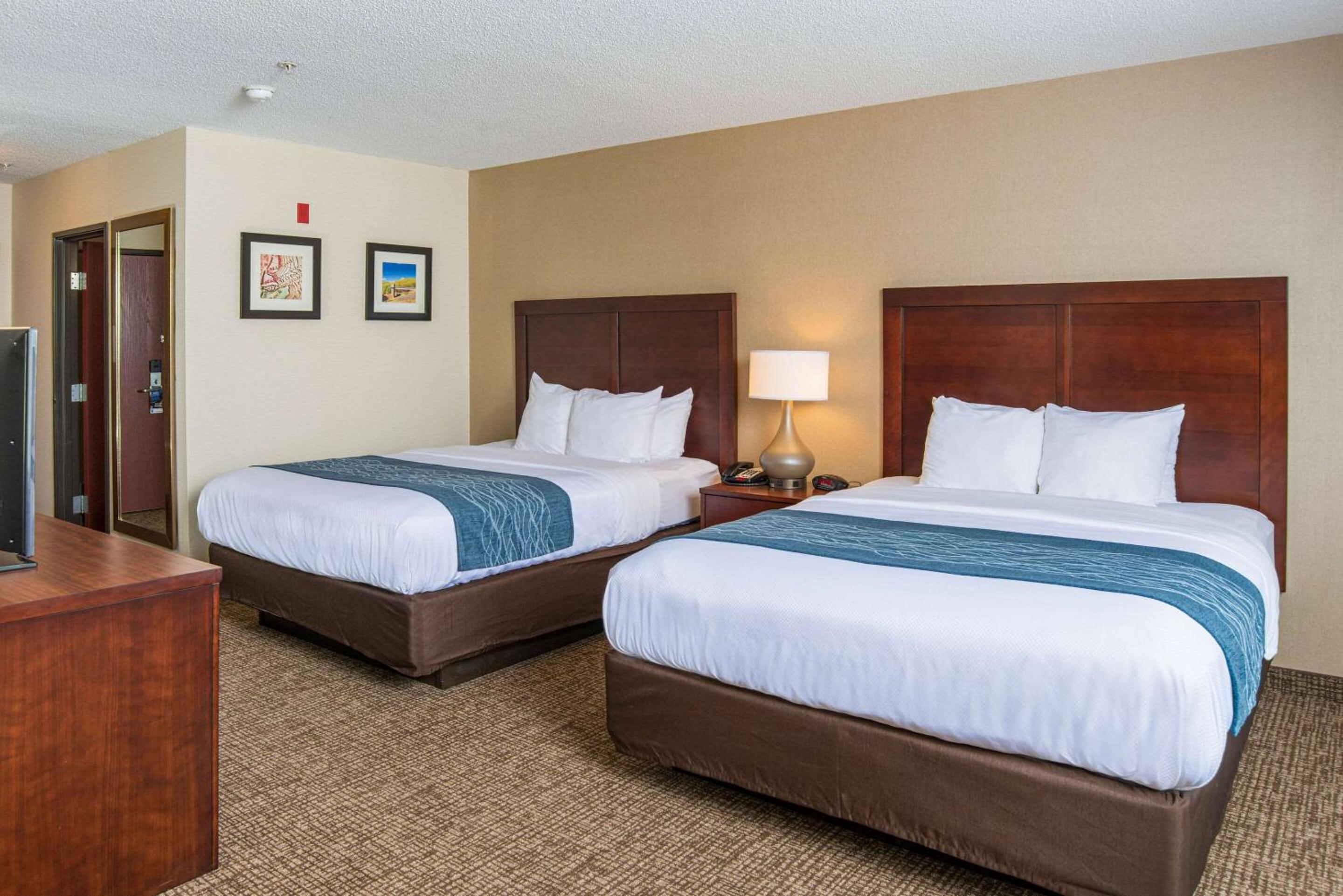Queen Room with Two Queen Beds - Non-Smoking - Photo 3