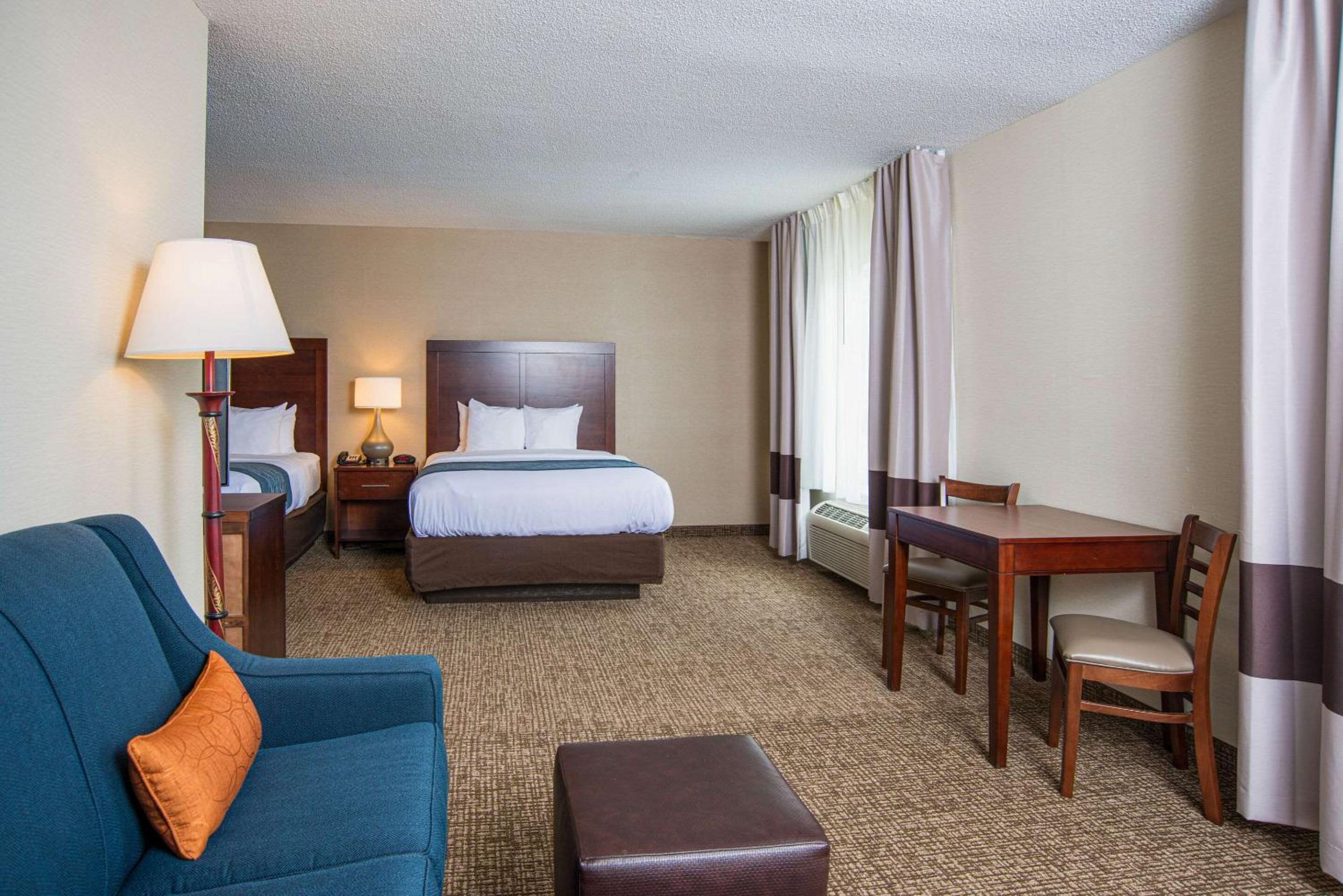 Queen Room with Two Queen Beds - Non-Smoking - Photo 2