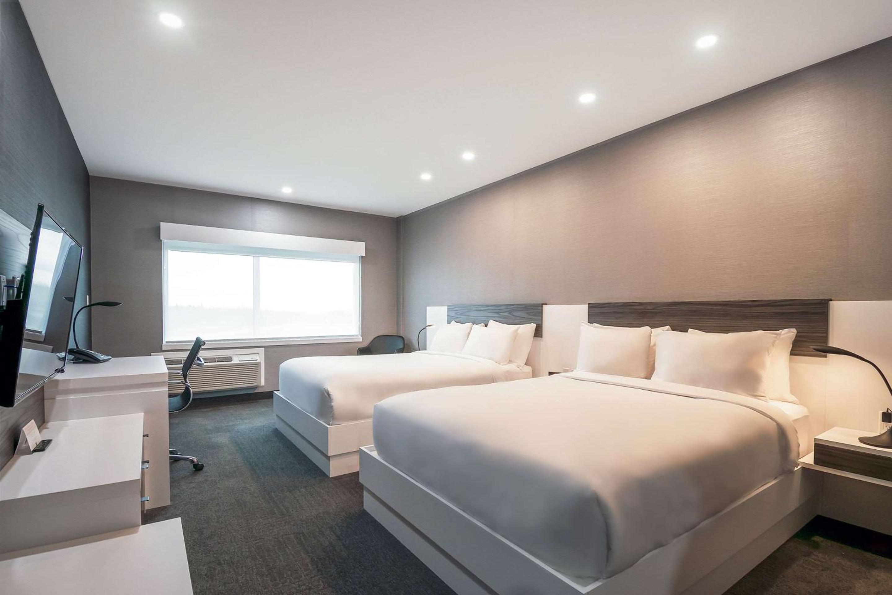 Queen Room with Two Queen Beds - Non-Smoking - Photo 1