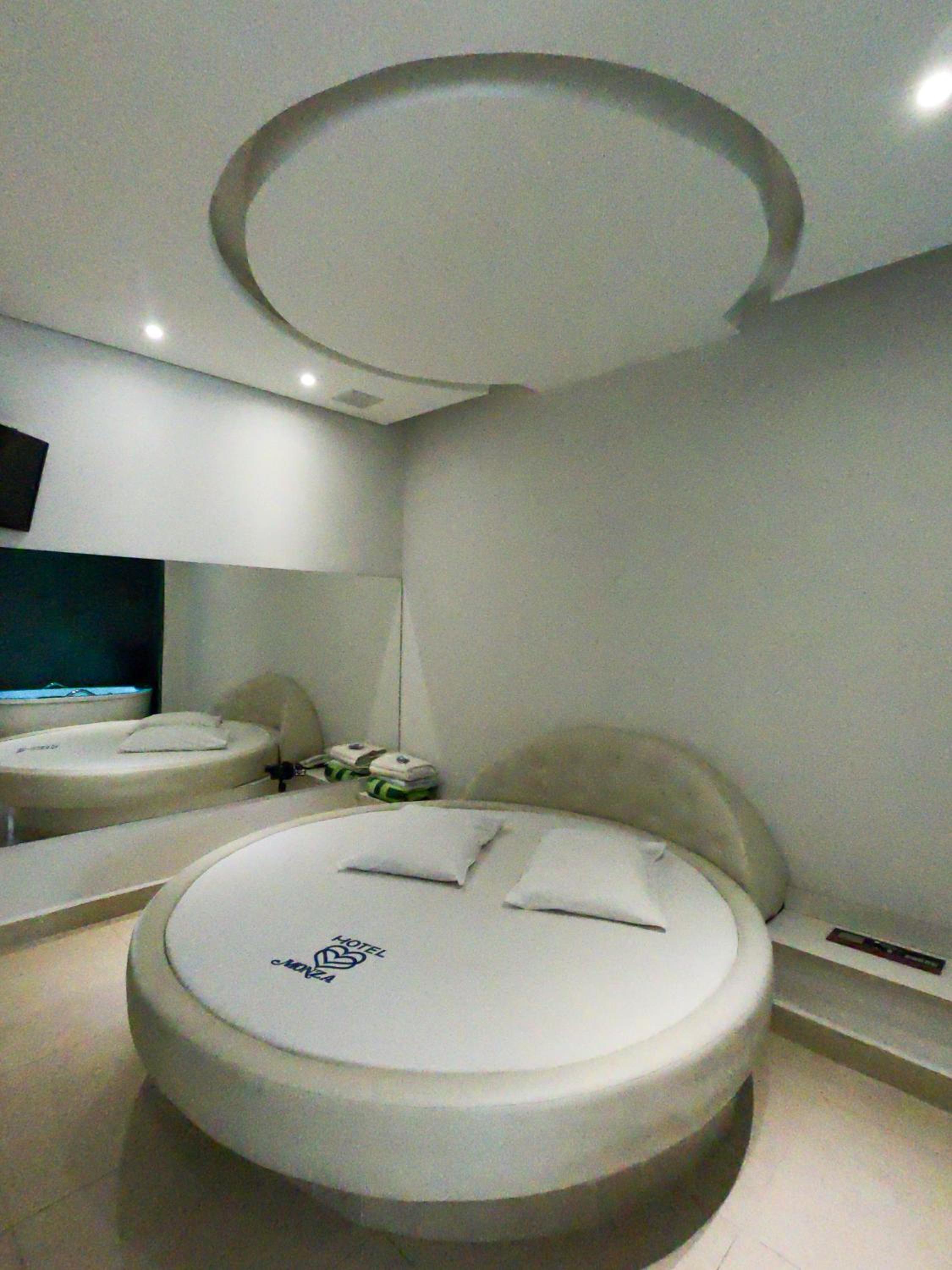 Deluxe Suite with Spa Bath photo 2