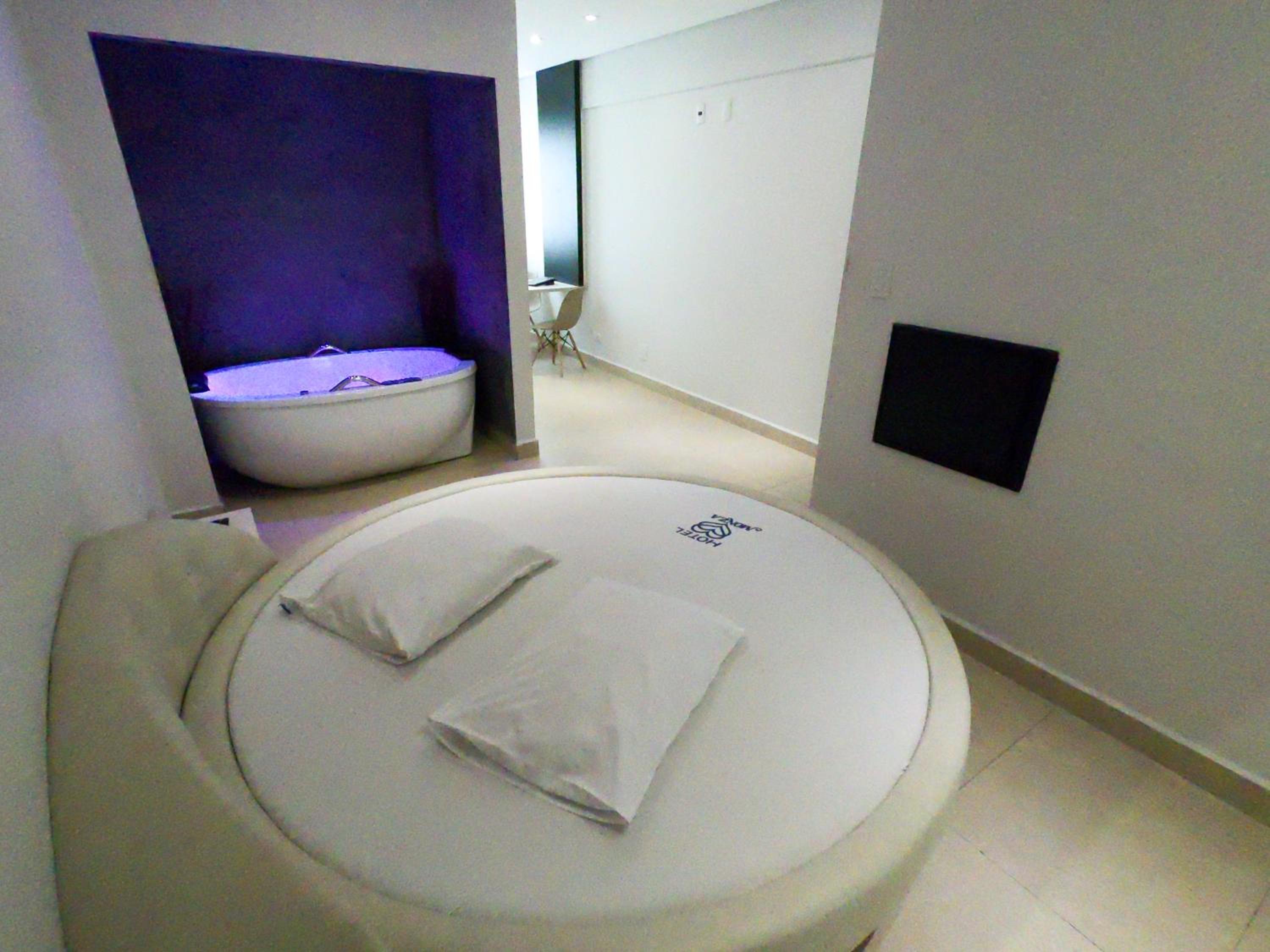 Deluxe Suite with Spa Bath photo 1