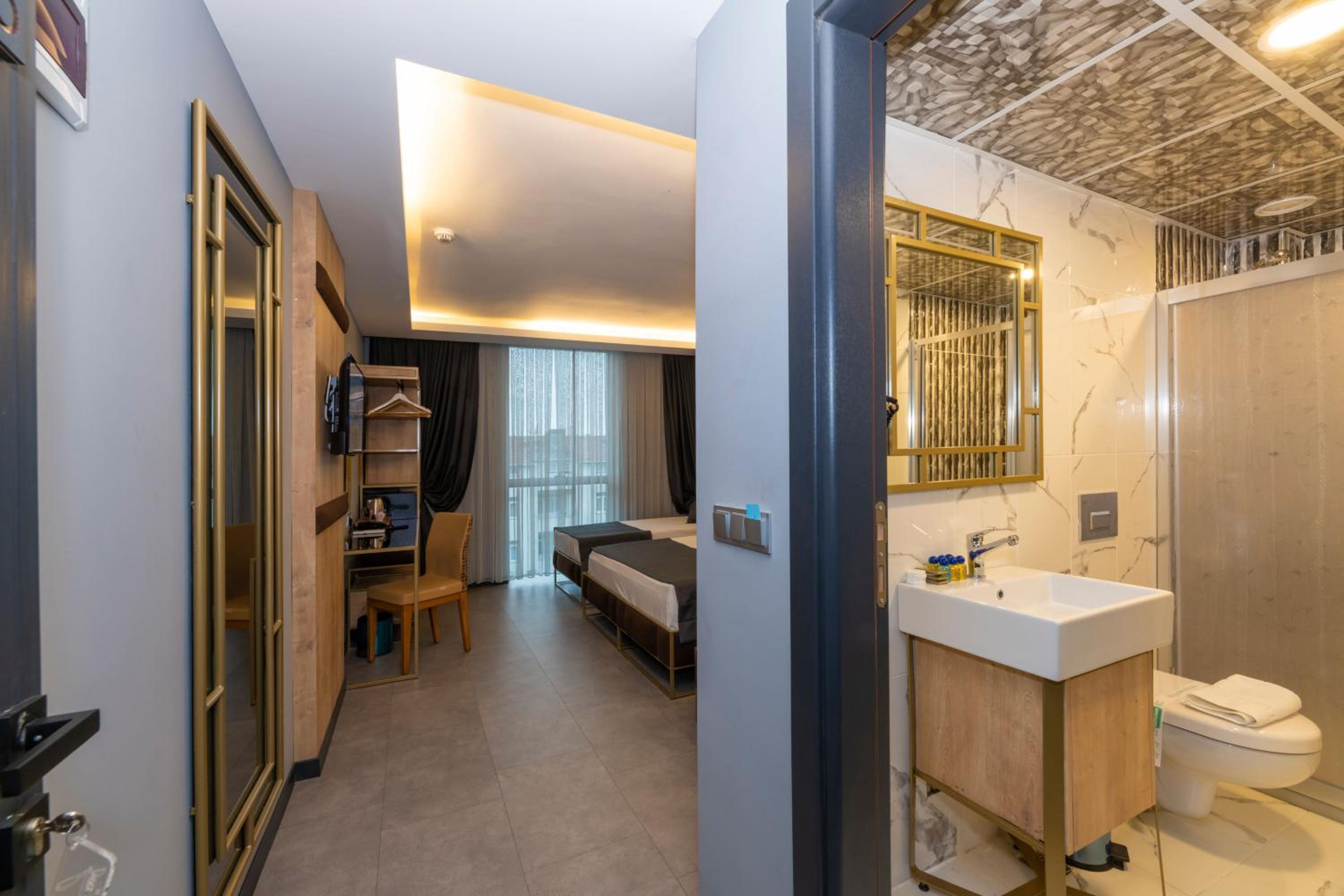 Deluxe Triple Room photo 3
