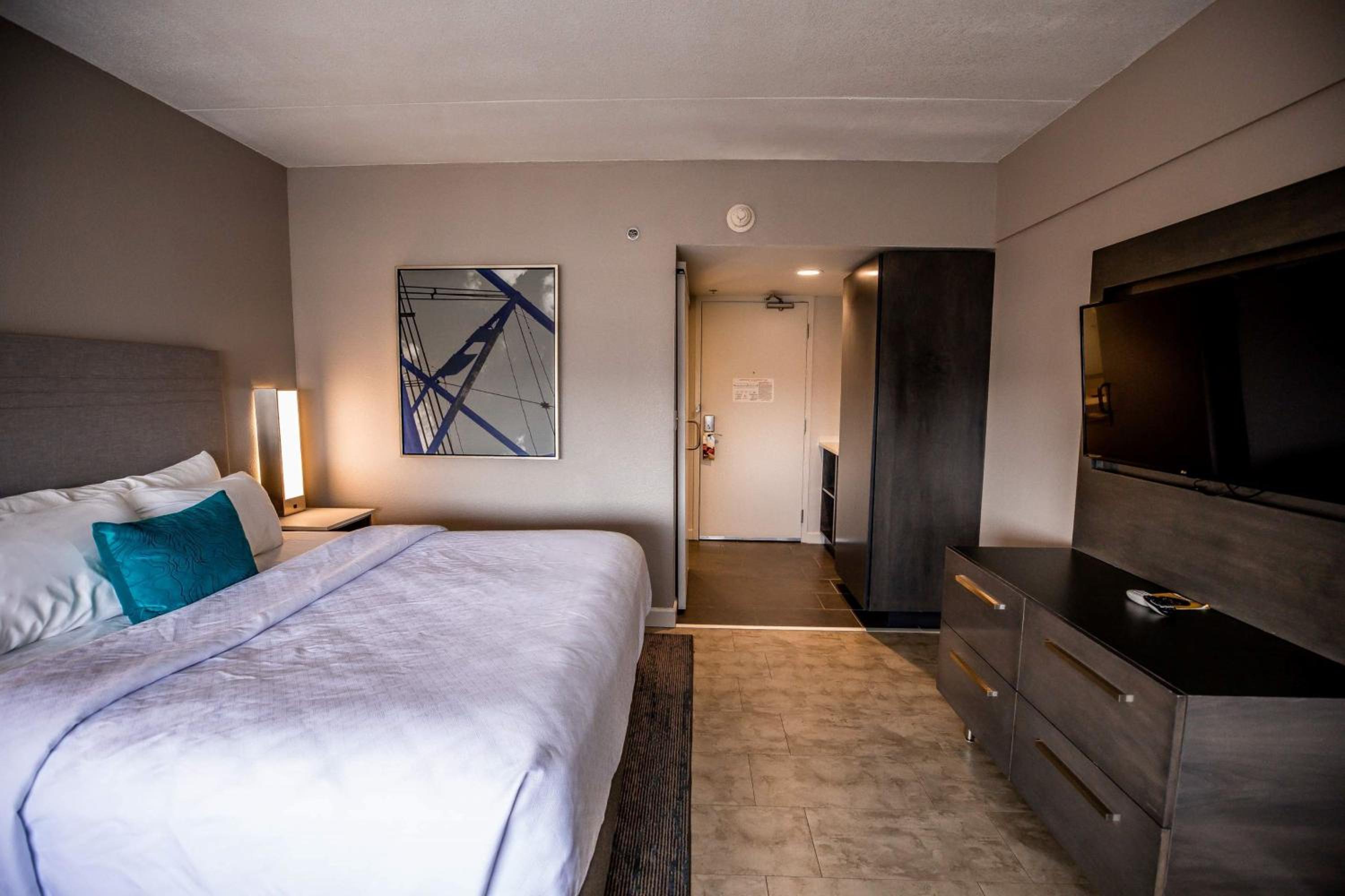 Standard King Room with Walk In Shower and City View - Photo 1