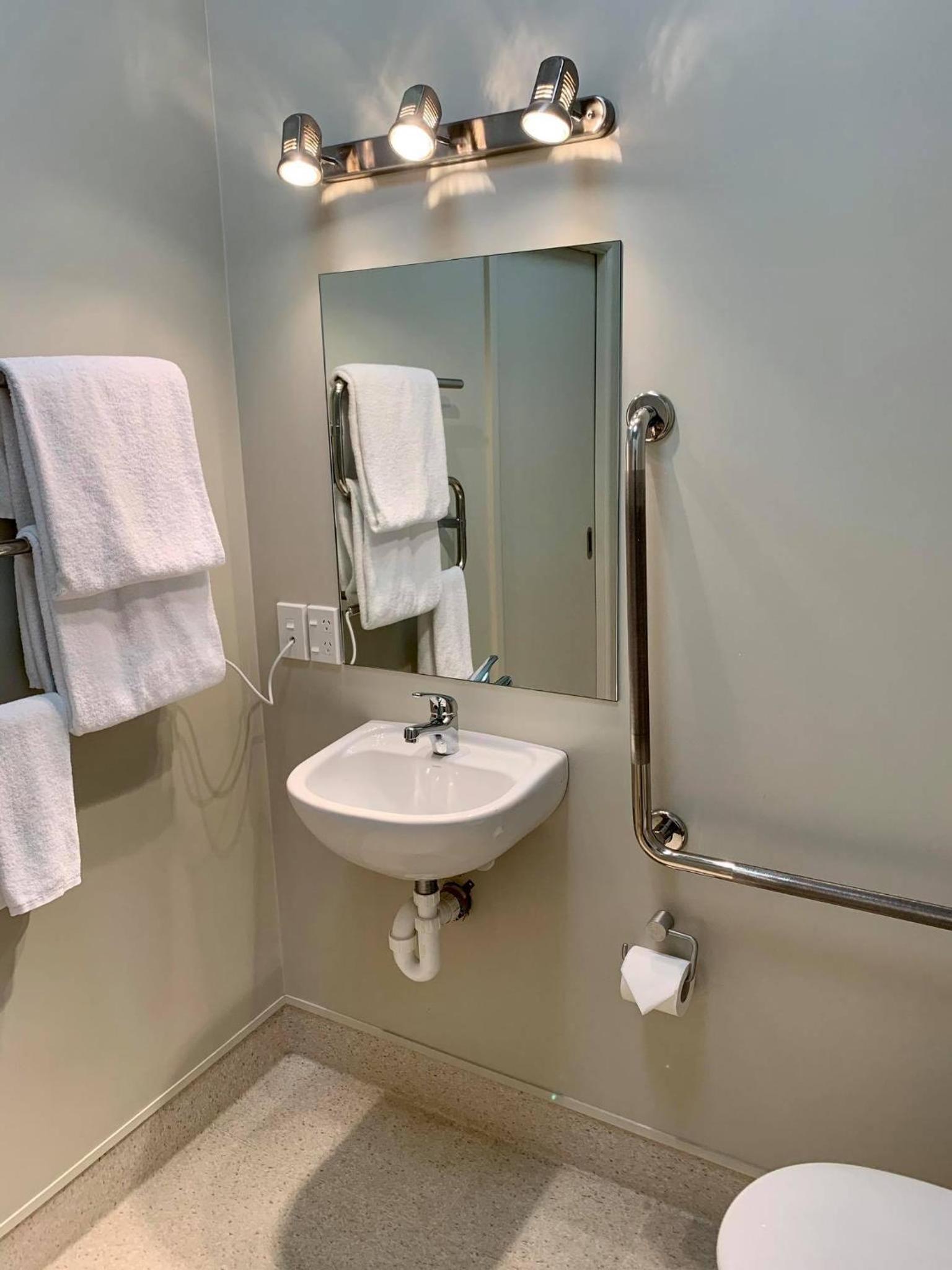 Queen Room - Disability Access - Photo 4
