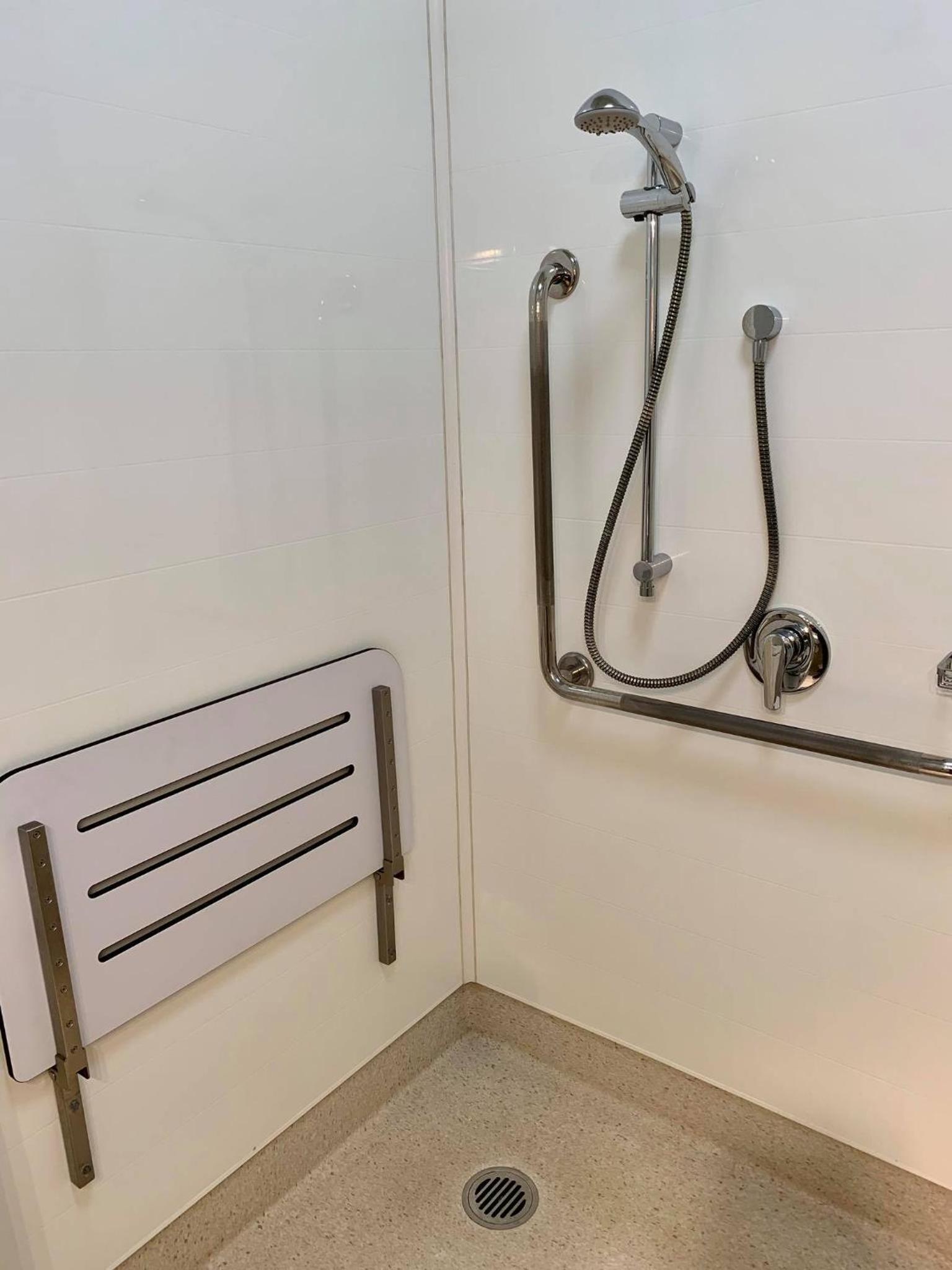 Queen Room - Disability Access - Photo 3