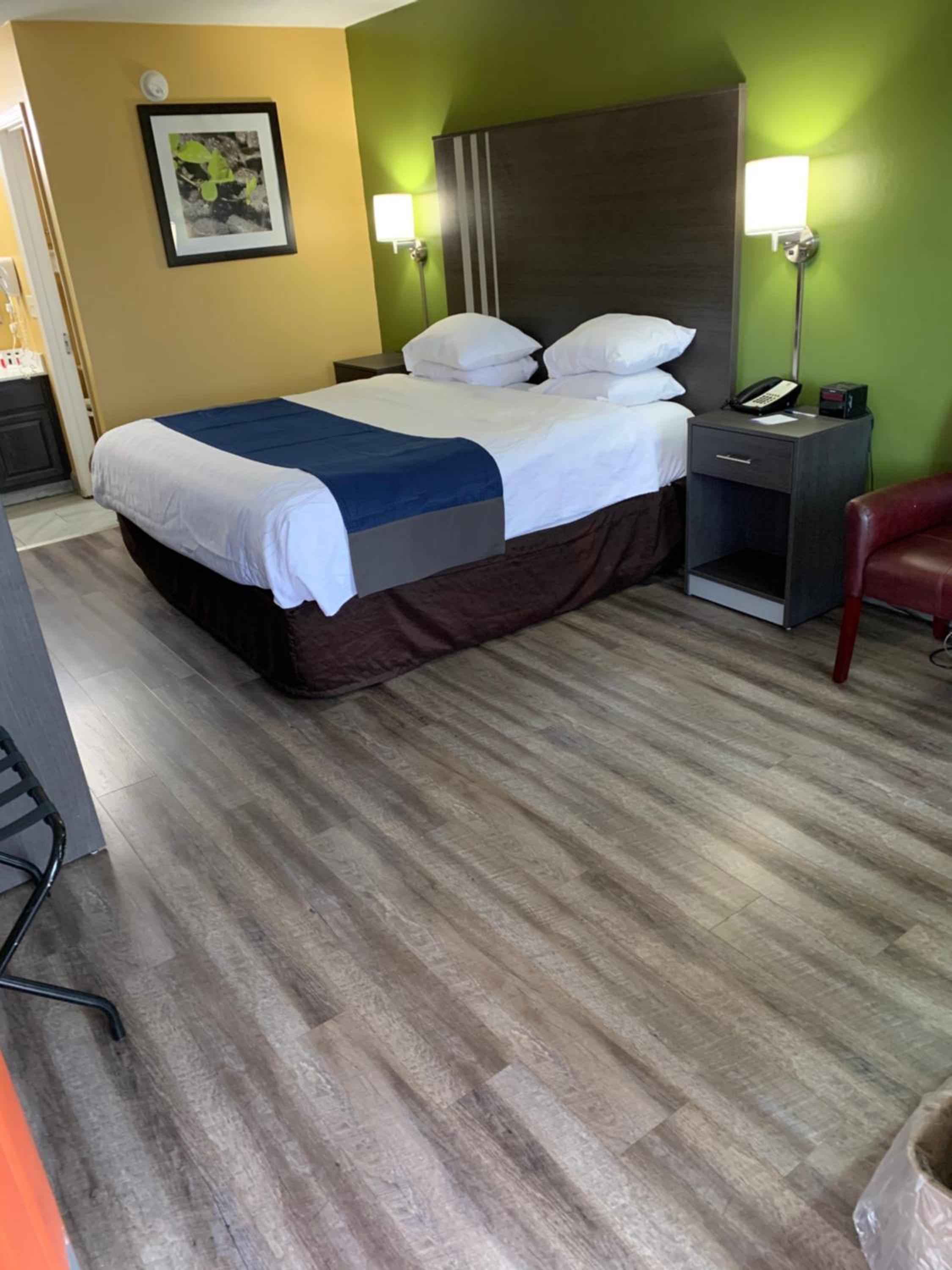 Deluxe King Room - Mobility Access/Non-Smoking - Photo 3