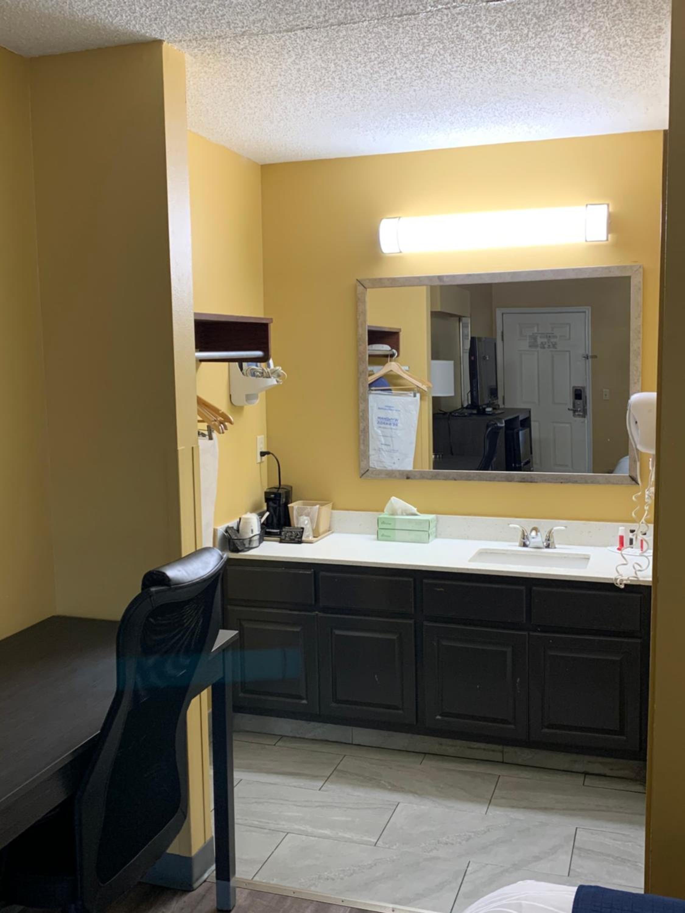 King Room - Mobility Access/Non-Smoking - Photo 4