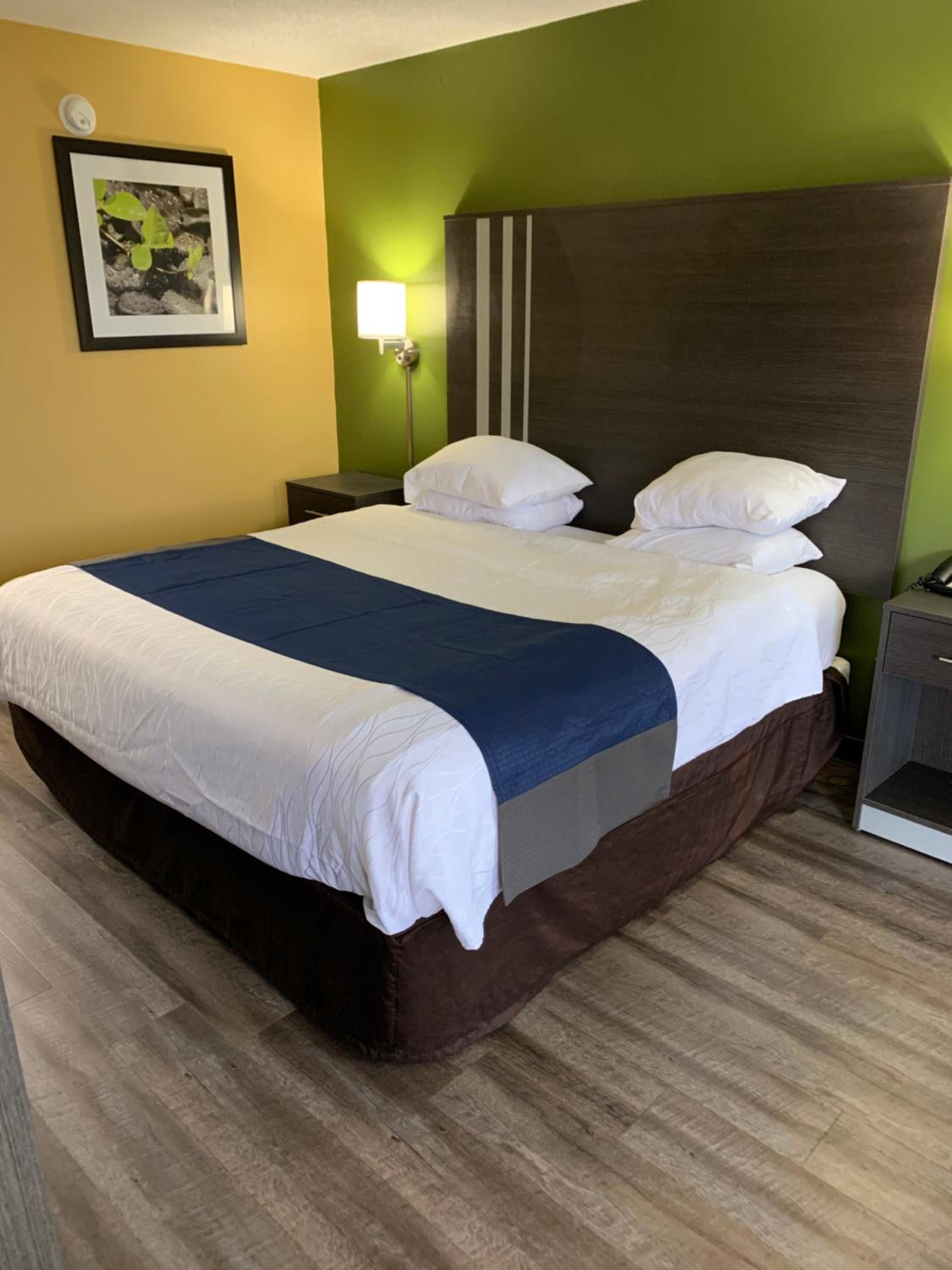 Deluxe King Room - Mobility Access/Non-Smoking - Photo 4