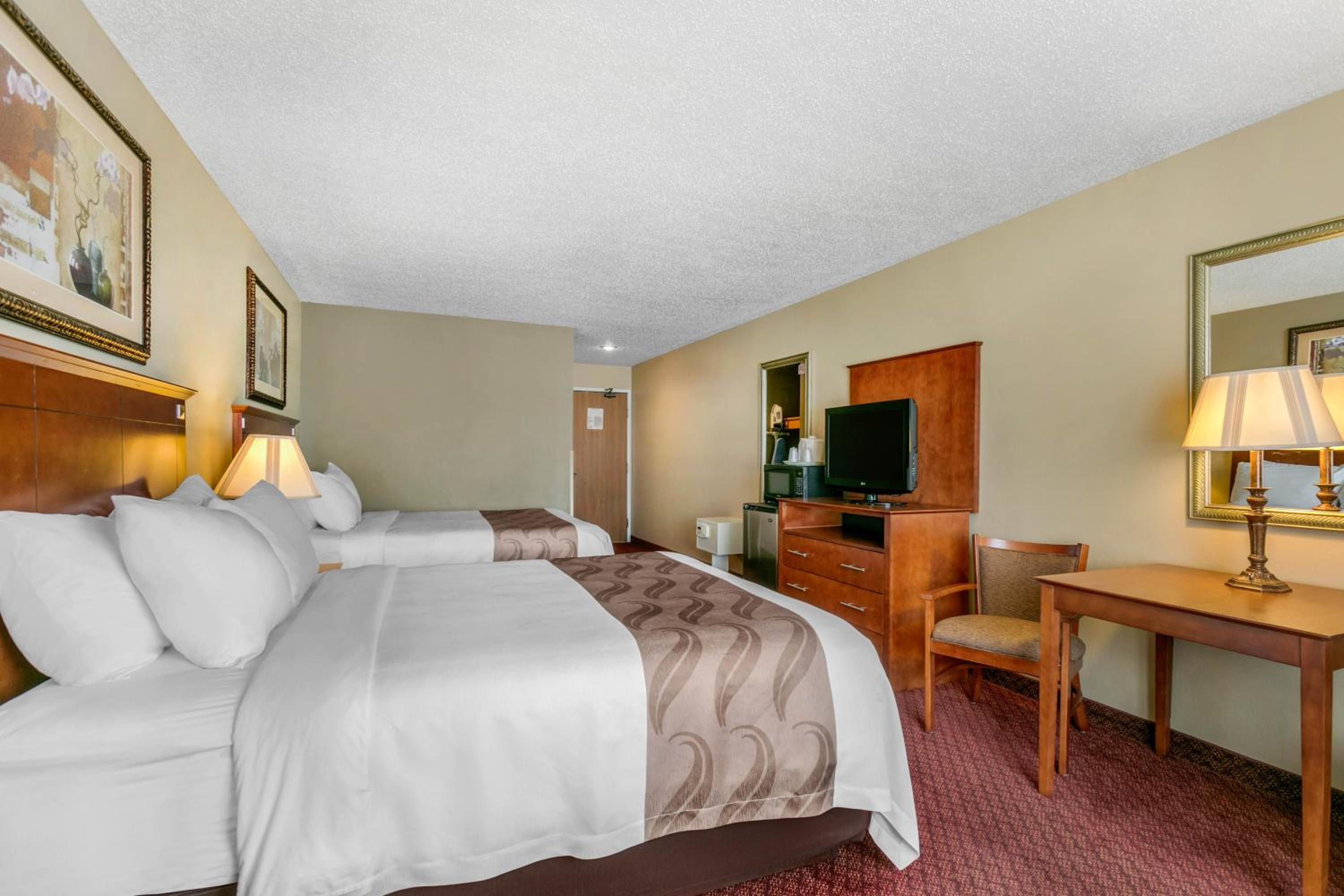 Queen Room with Two Queen Beds - Non-Smoking - Photo 3