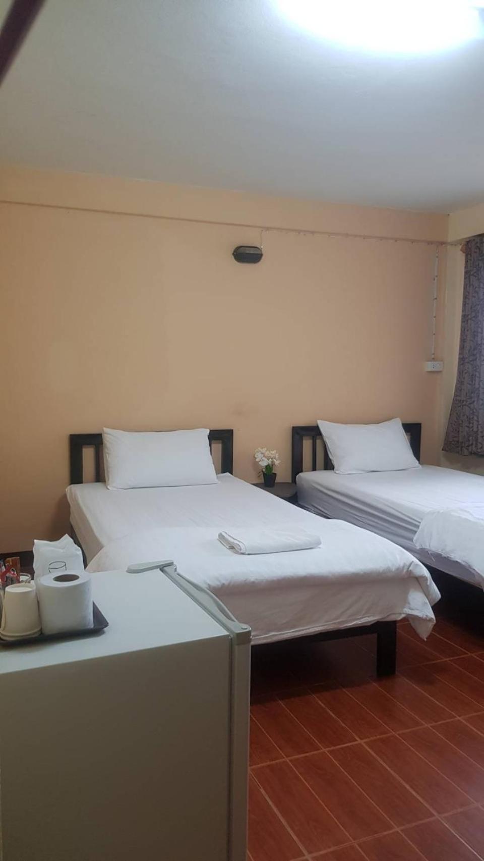 Twin Room with Bathroom - No Window - Photo 1