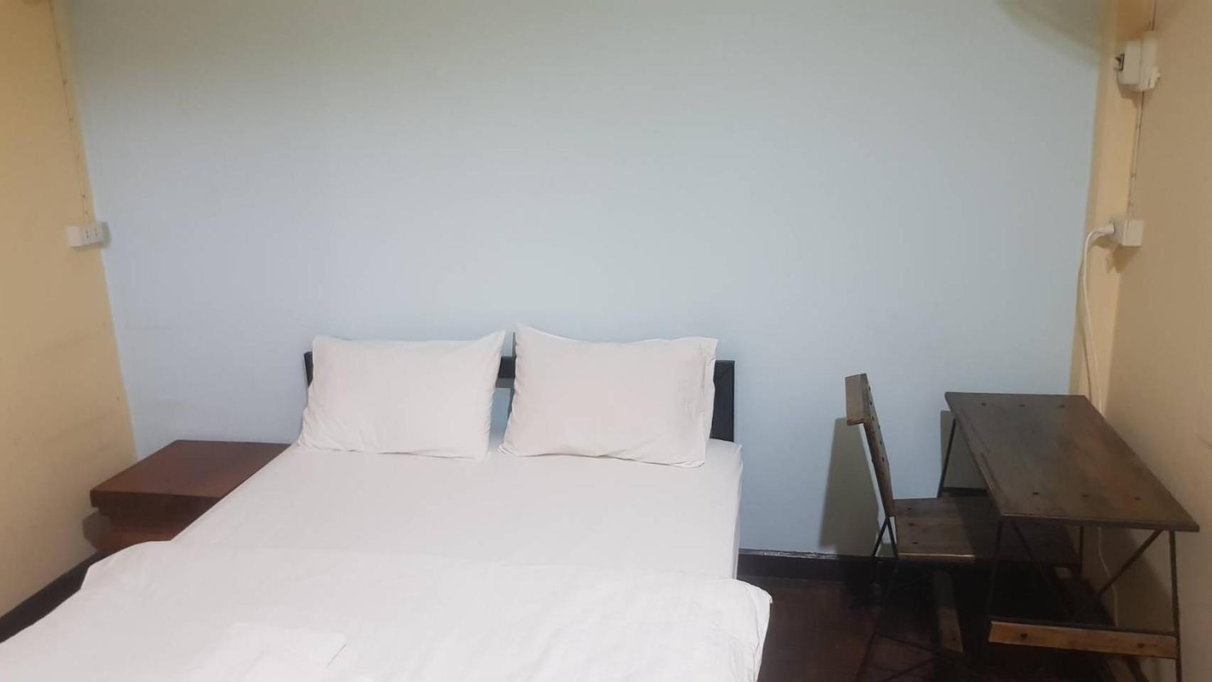 Double Room with Private Bathroom - No window - Photo 1