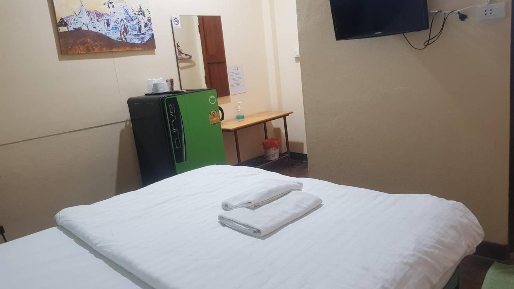 Double Room with Private Bathroom - No window - Photo 3