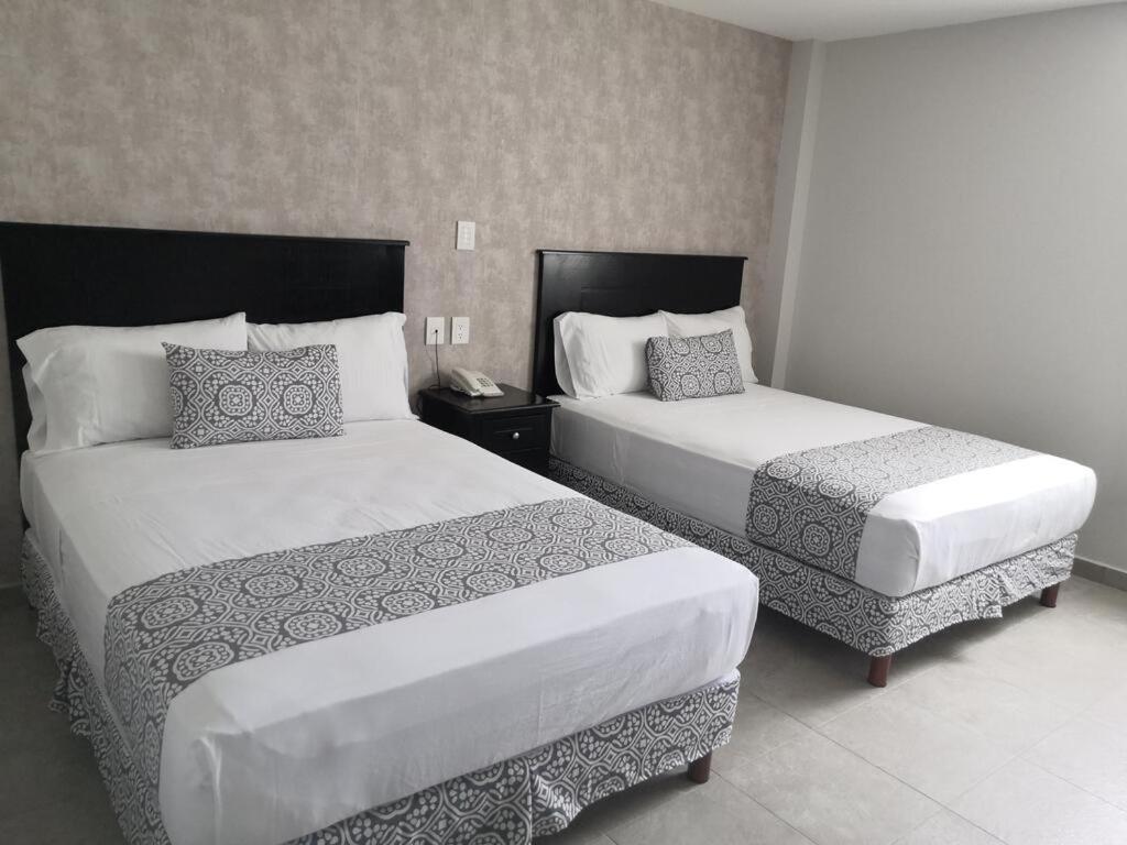 Standard Twin Room - Photo 6