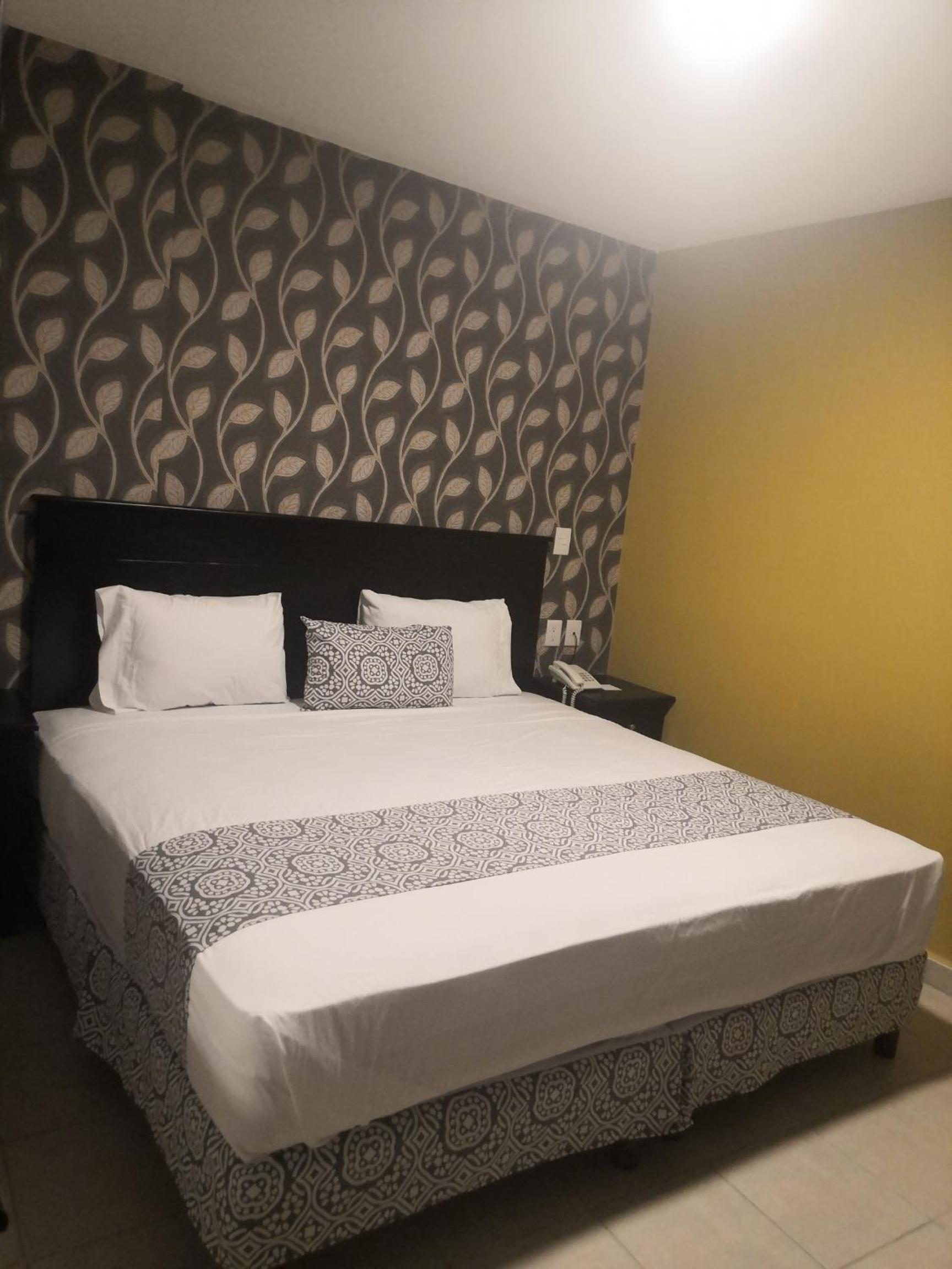 Standard King Room - Photo 2