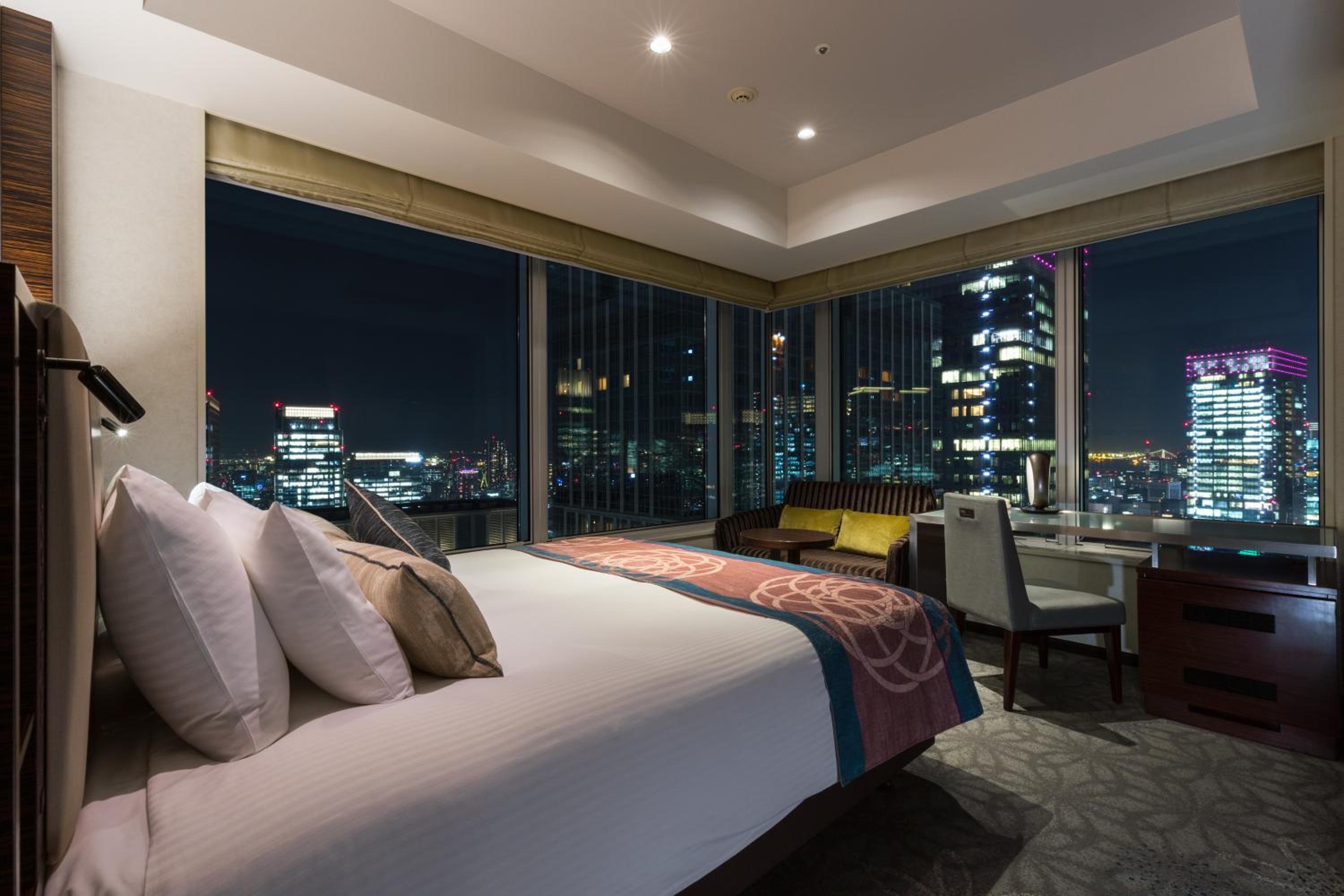 Corner King Room with City View - Non-Smoking