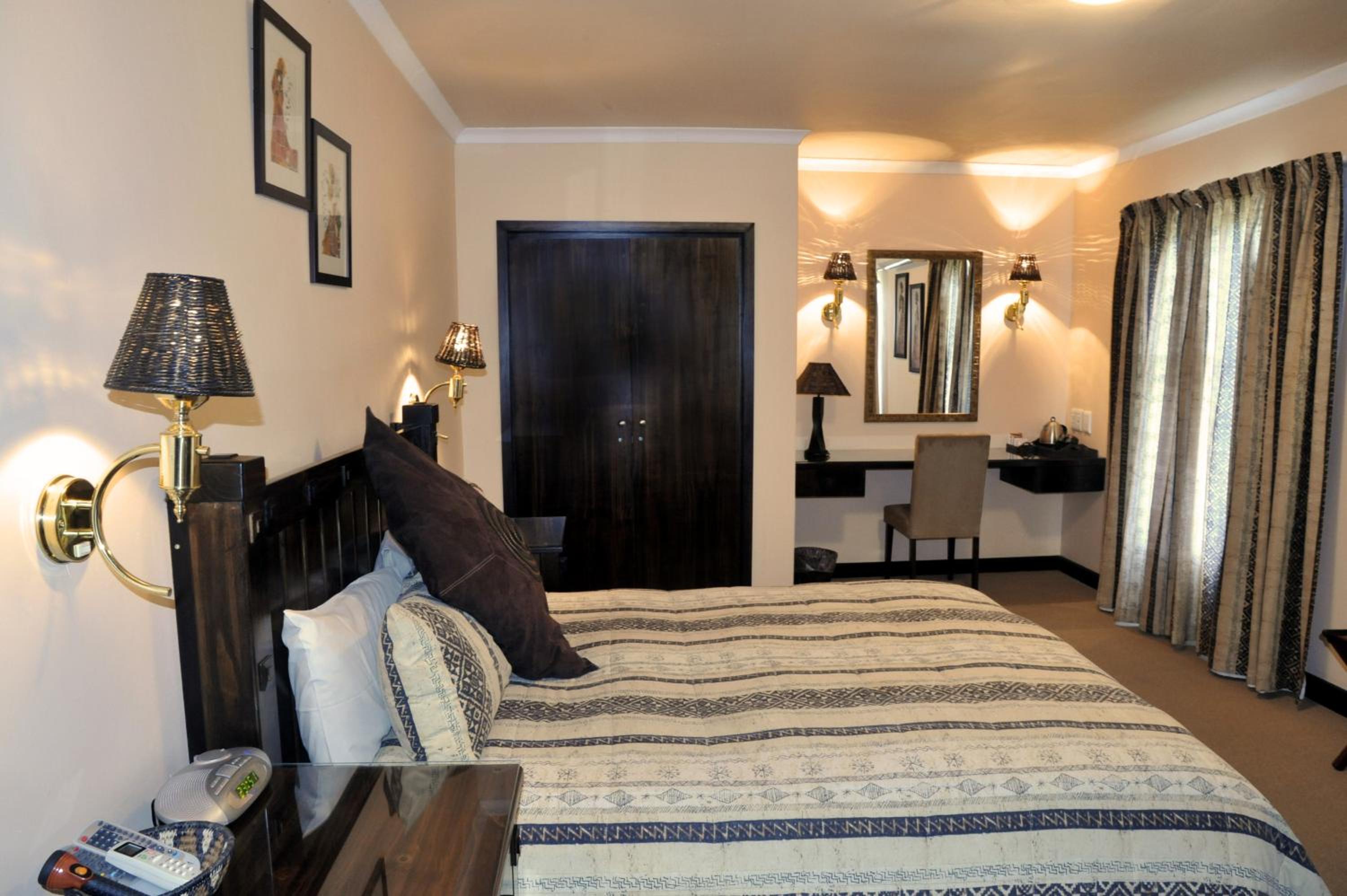 Deluxe Queen Room - Photo 7