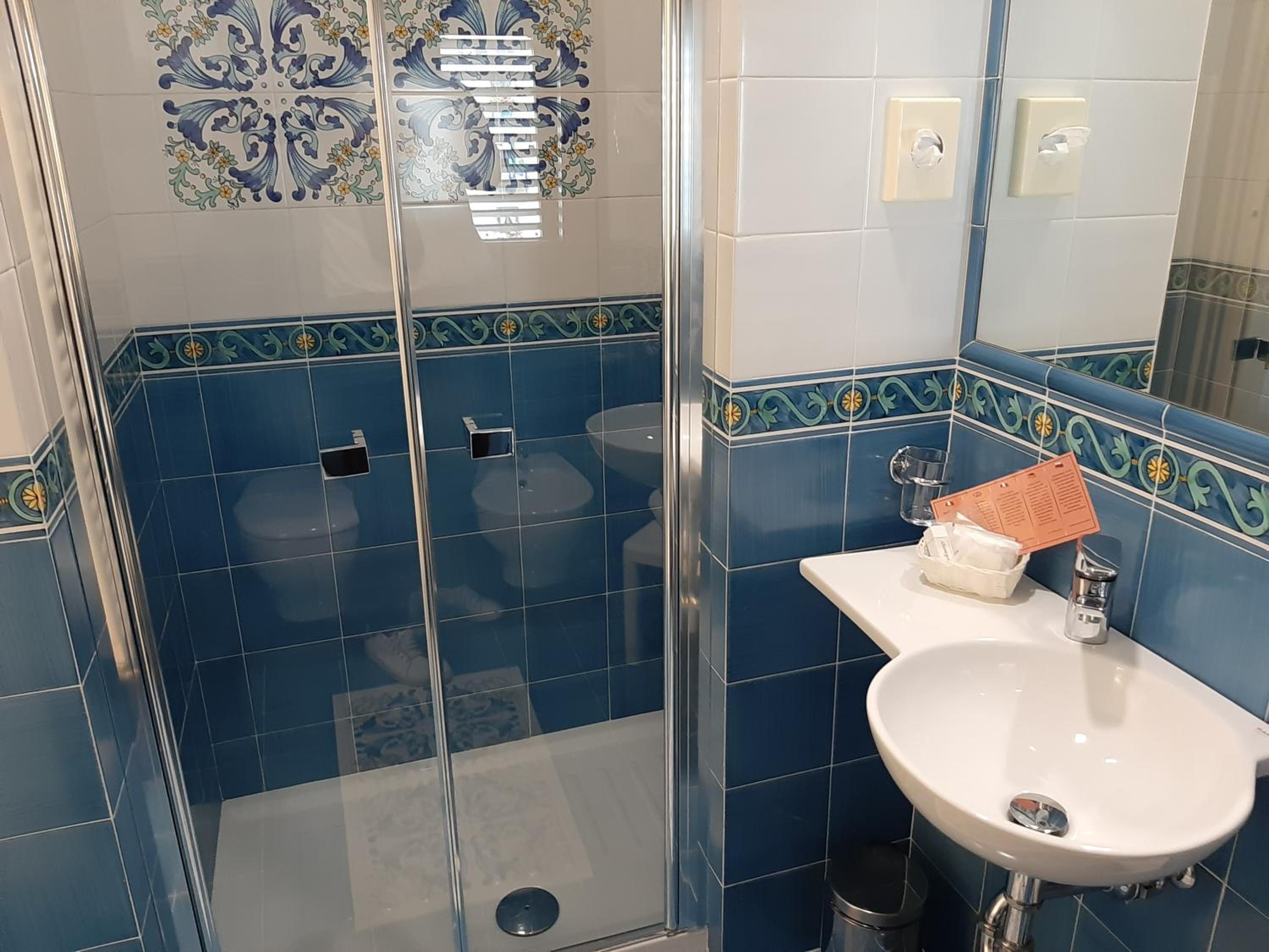 Classic Double Room with Balcony - Photo 9