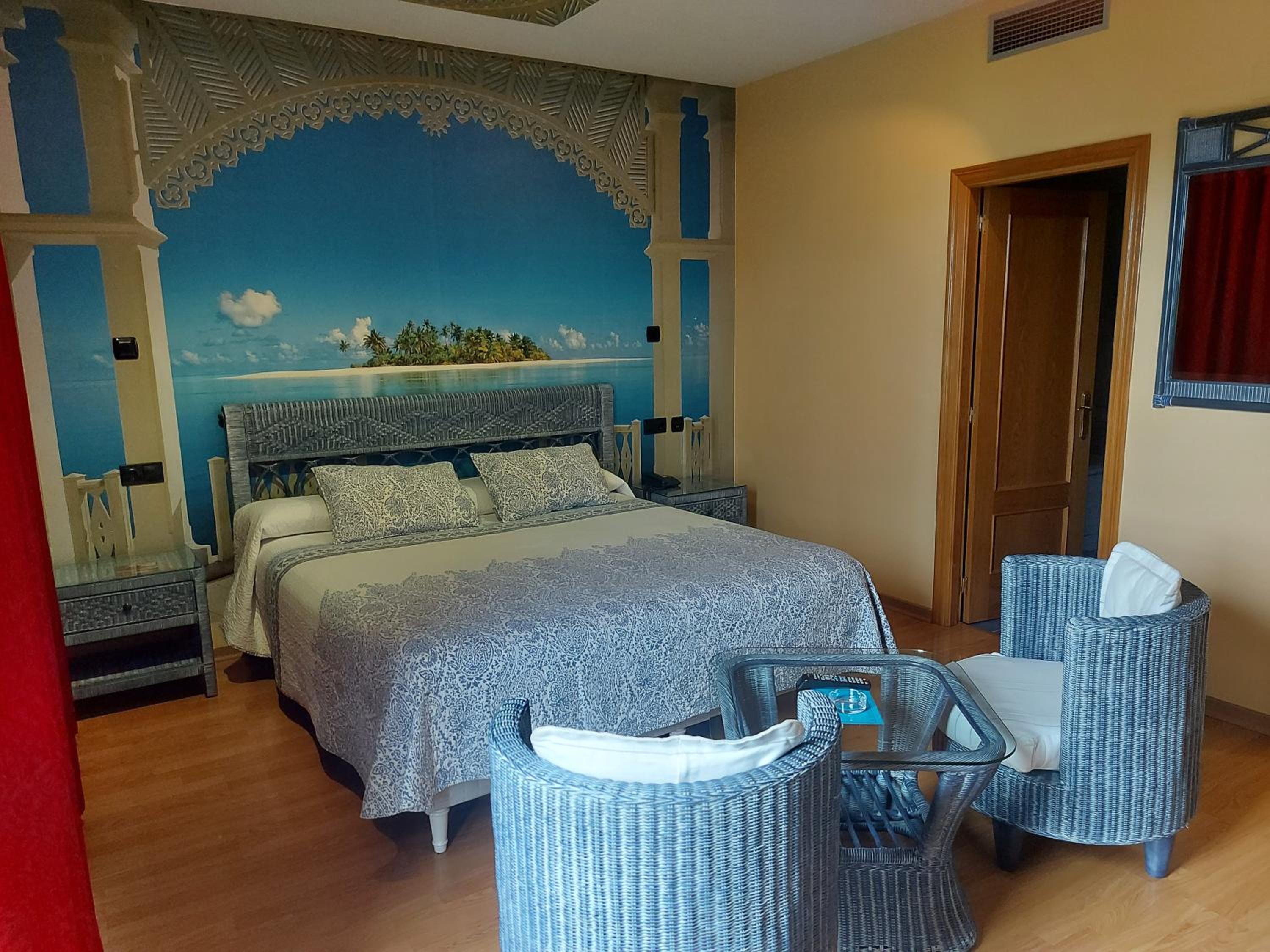 Queen Suite with Spa Bath - Photo 1