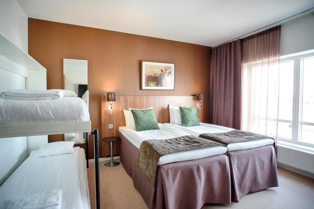 Standard Quadruple Room with Two Single Beds - Non-Smoking - Photo 2