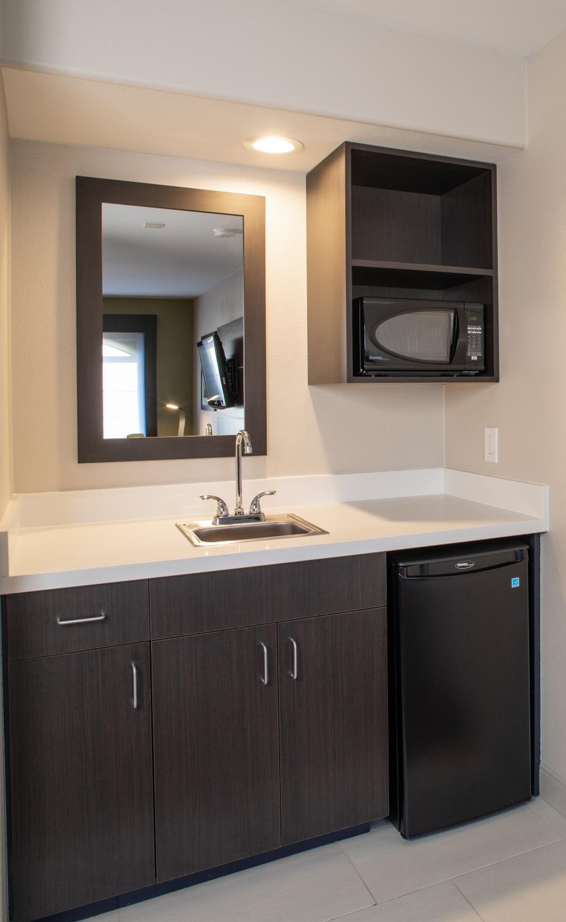 One-Bedroom Queen Suite - Photo 2