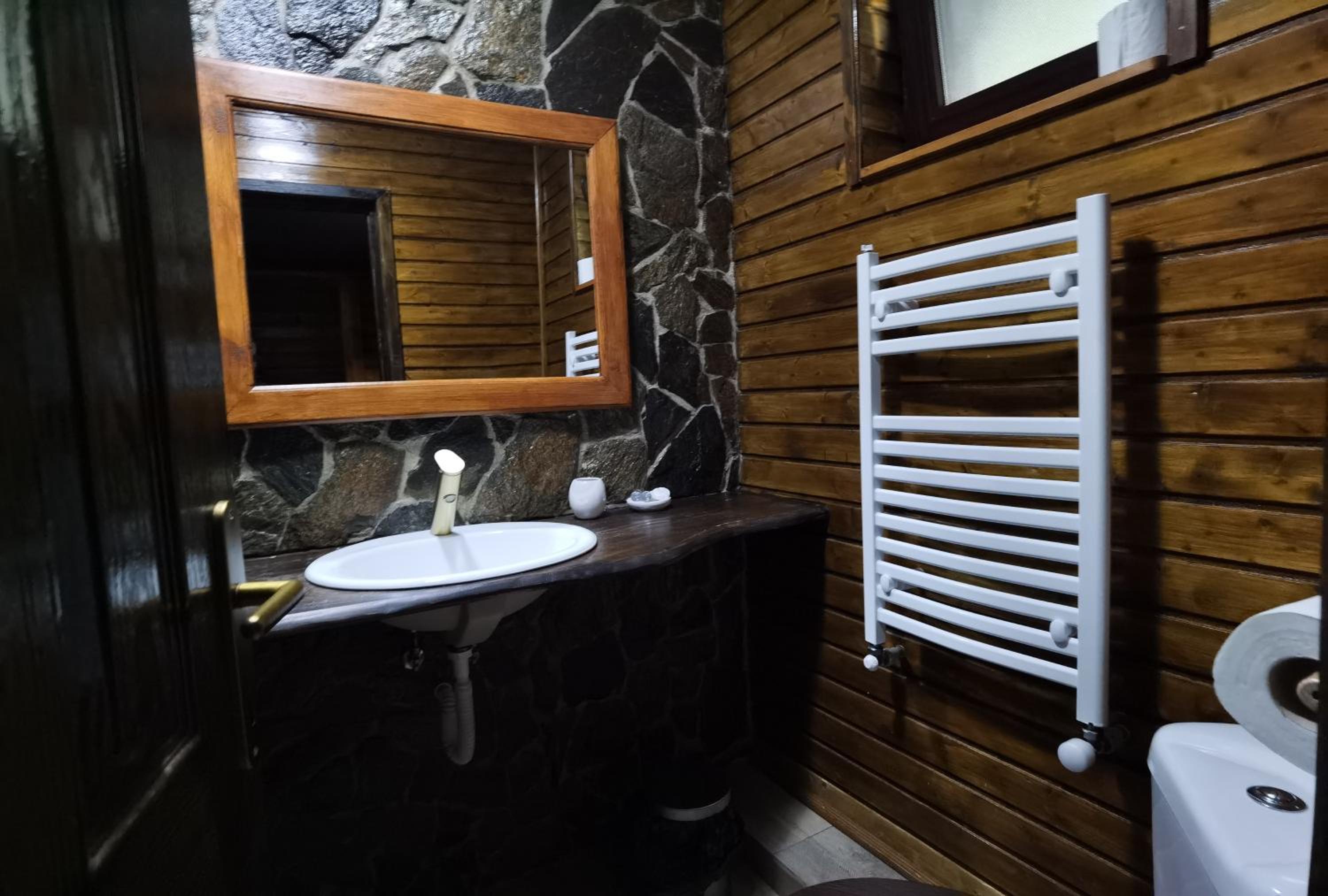 Double Room - Photo 6