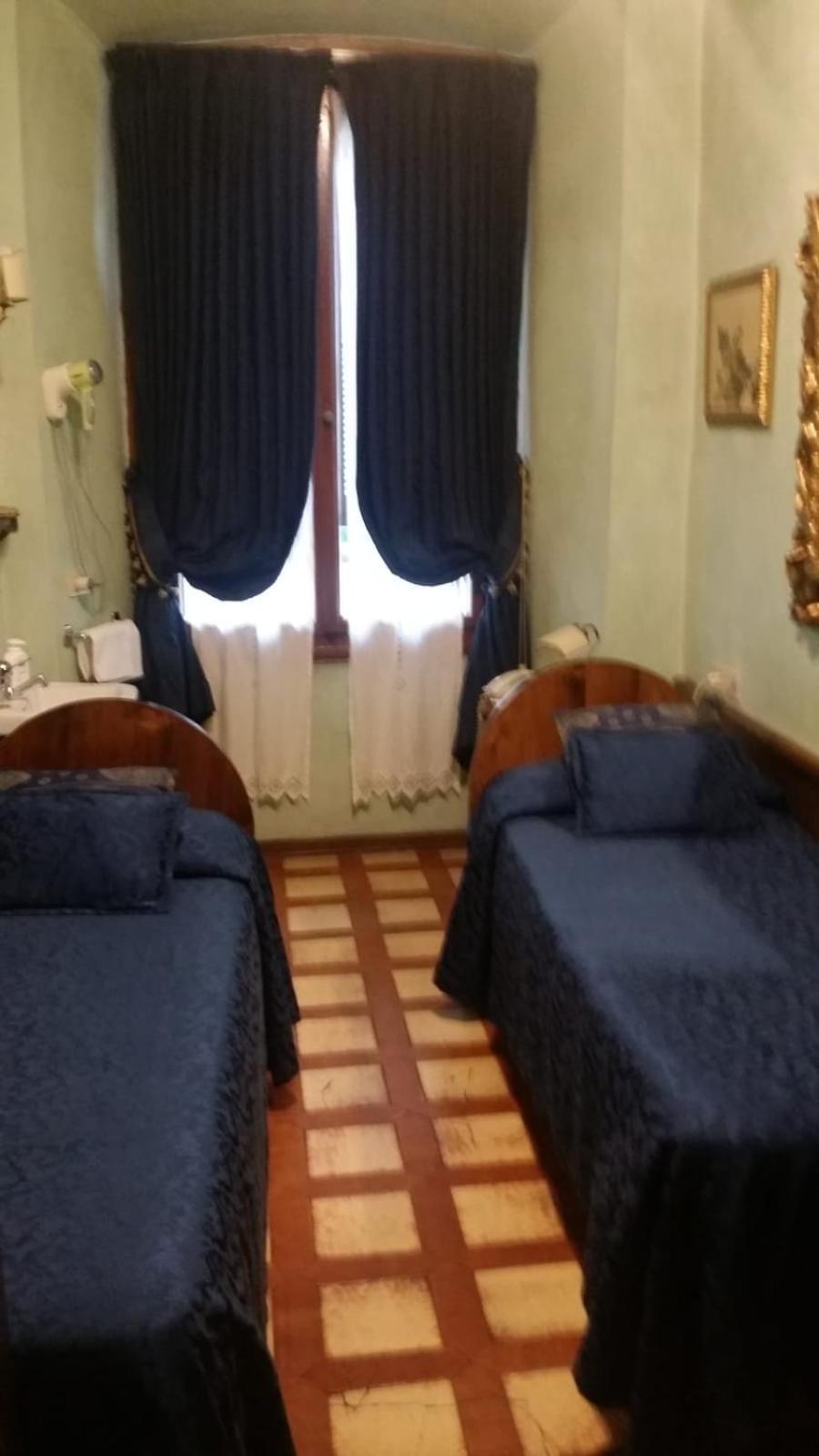 Economy Twin Room with Private External Bathroom photo 2