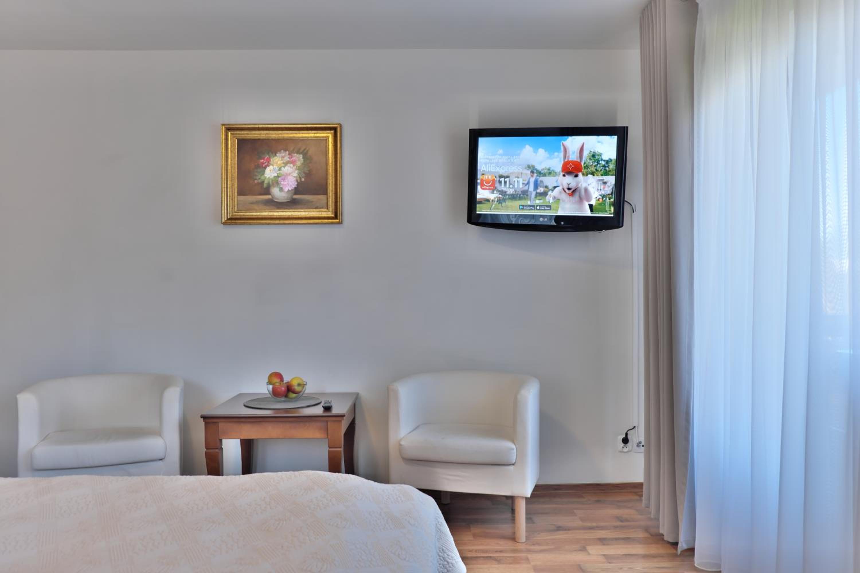 King Room with Balcony - Photo 4