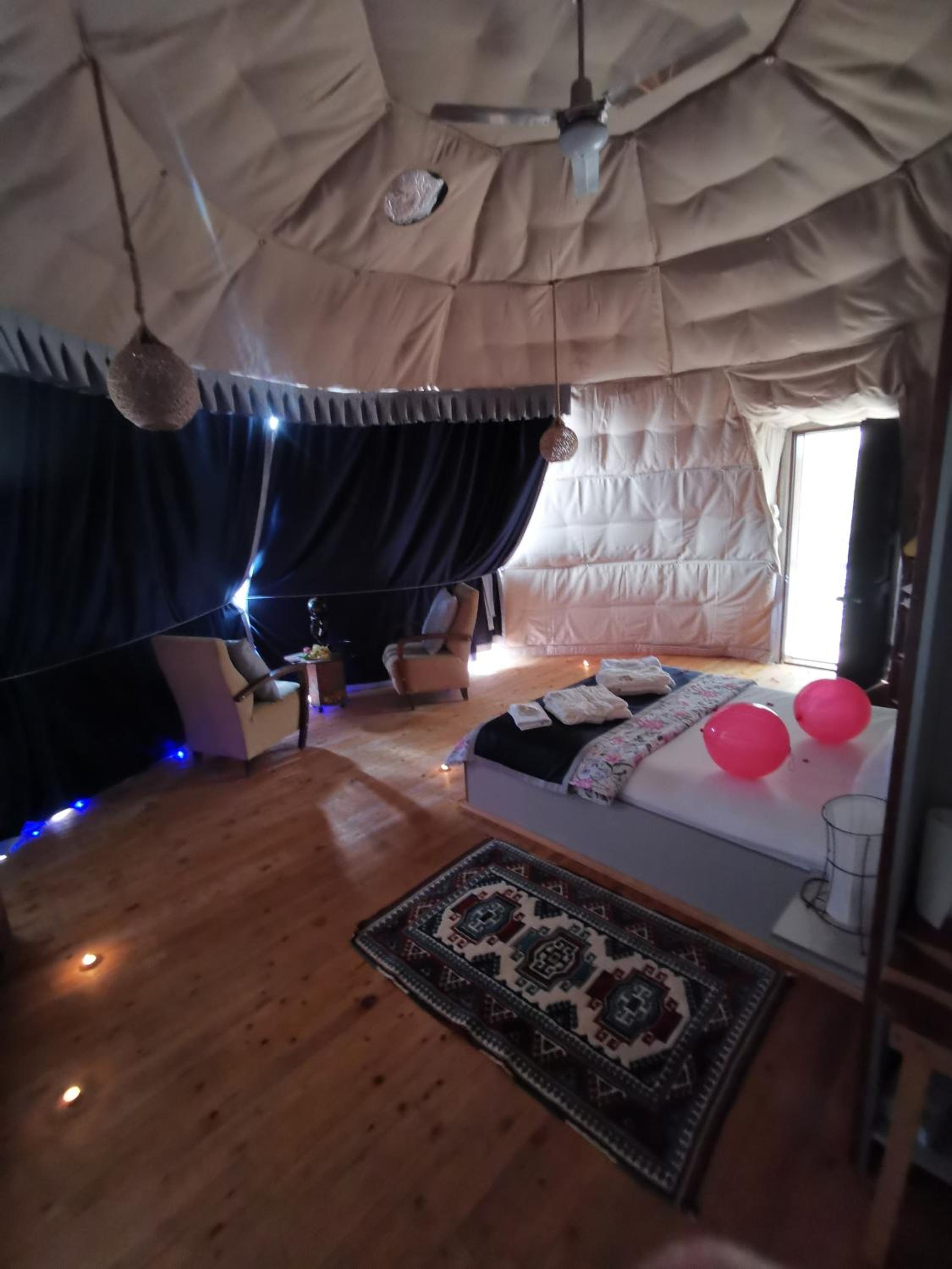 Deluxe King Room - Photo 7