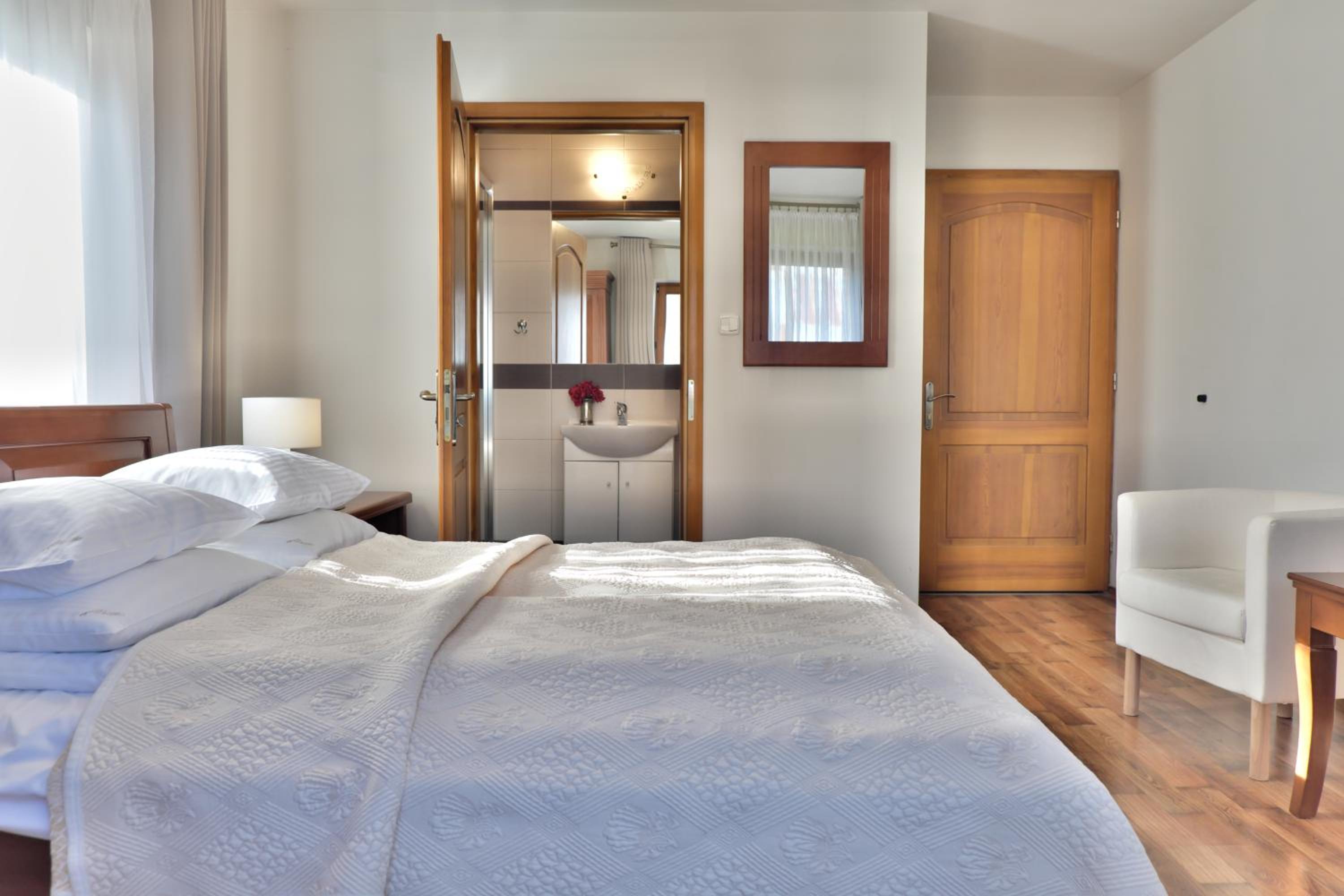 King Room with Balcony - Photo 3